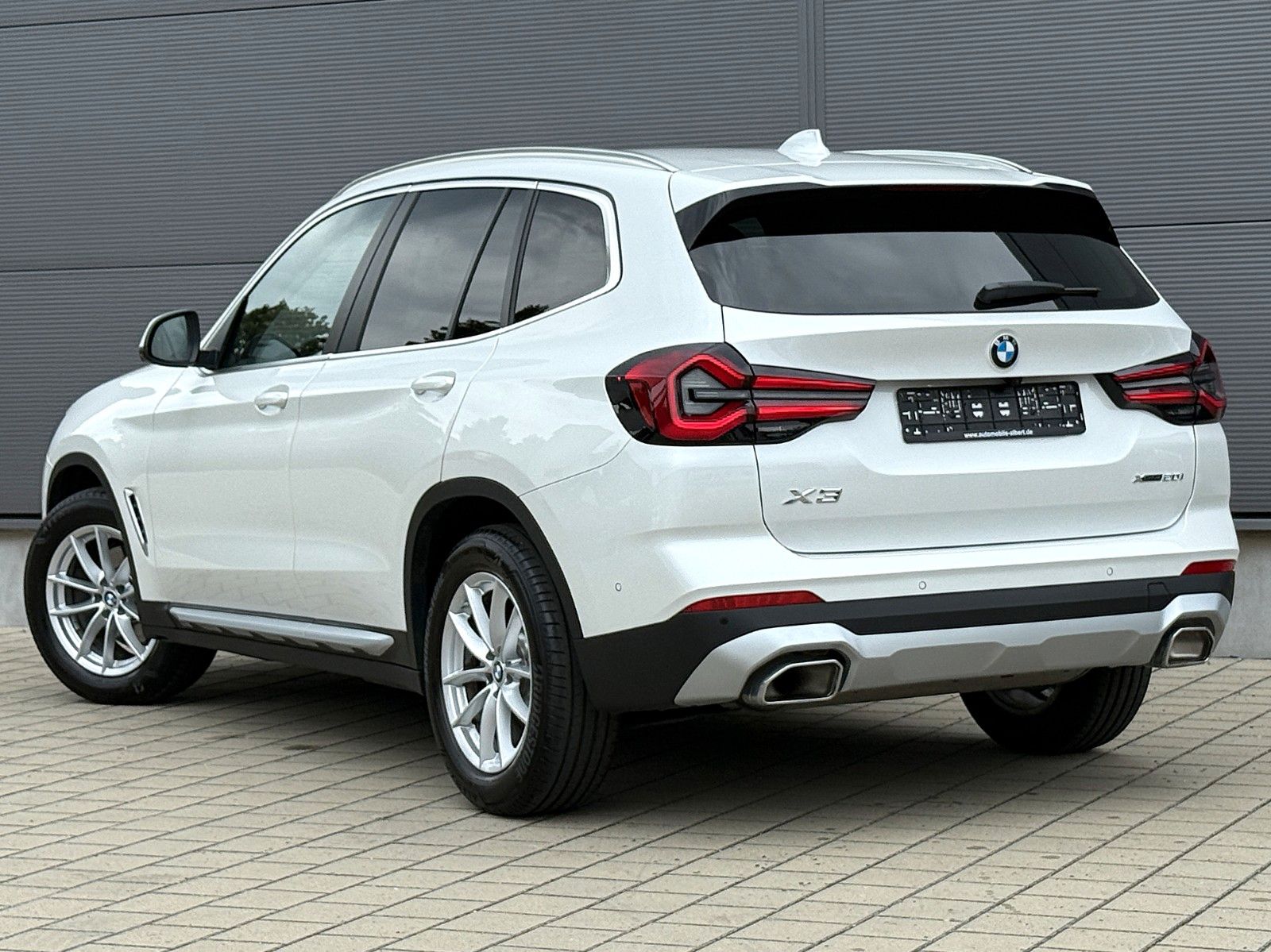 BMW X3 xDrive 20i Laser - Samsaru's Car Outlet
