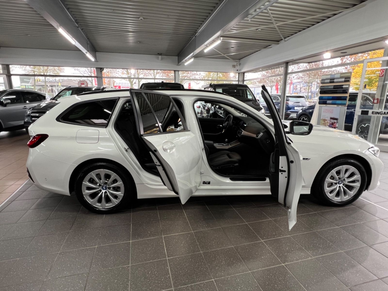BMW 330 e Advantage Touring - Samsaru's Car Outlet