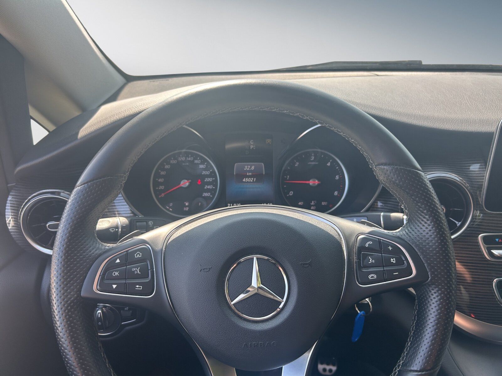 Mercedes-Benz V 300 d - Samsaru's Car Outlet