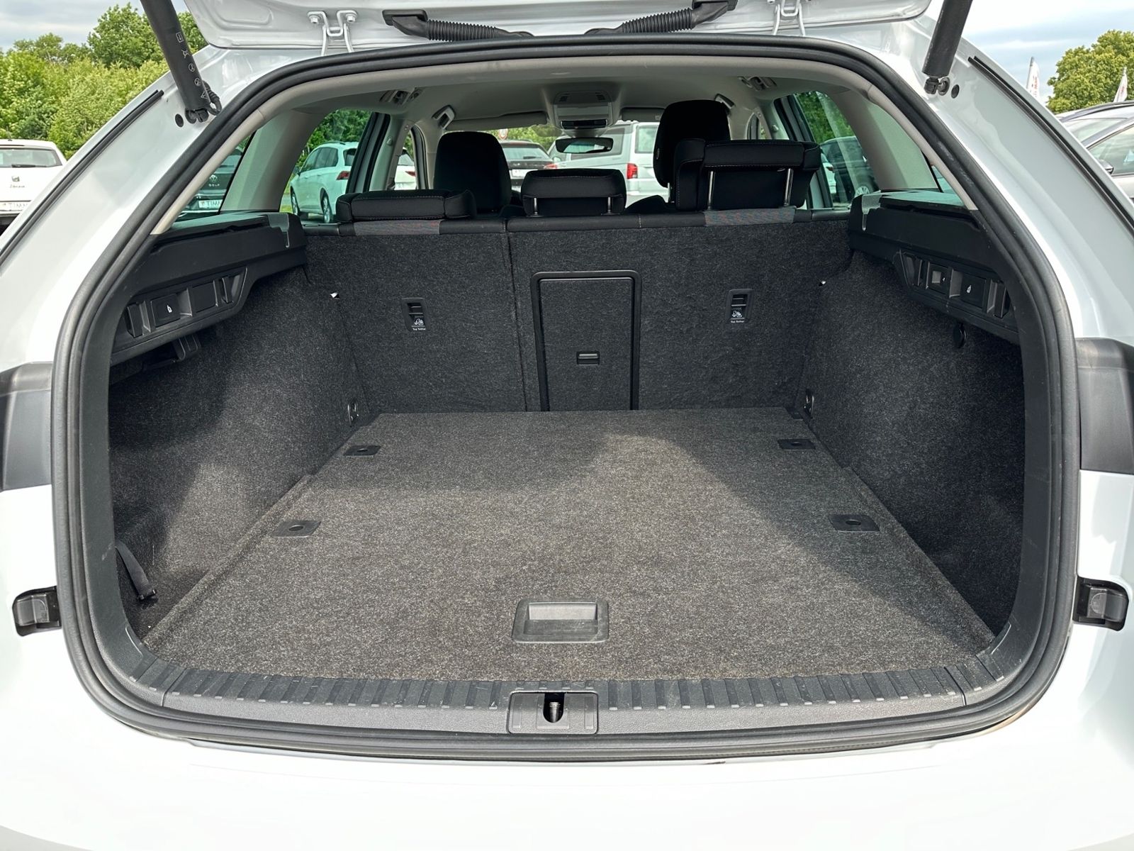Skoda Octavia Combi 2.0 TDI DSG STYLE - Samsaru's Car Outlet