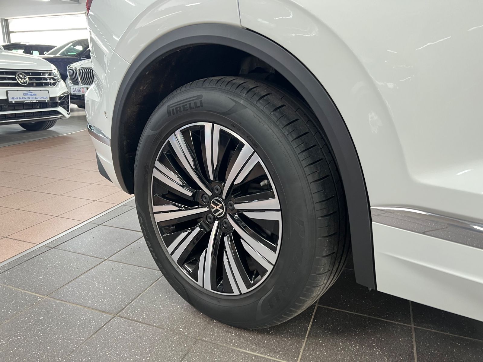 Volkswagen Touareg 3.0 TSI Elegance 4Motion eHybrid - Samsaru's Car Outlet