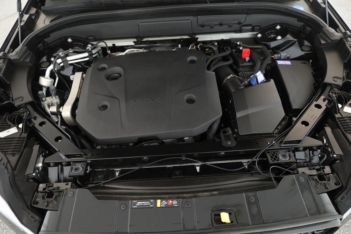 Volvo XC60 B4 AWD Plus Dark LED Pano ACC Kam 21" AHK