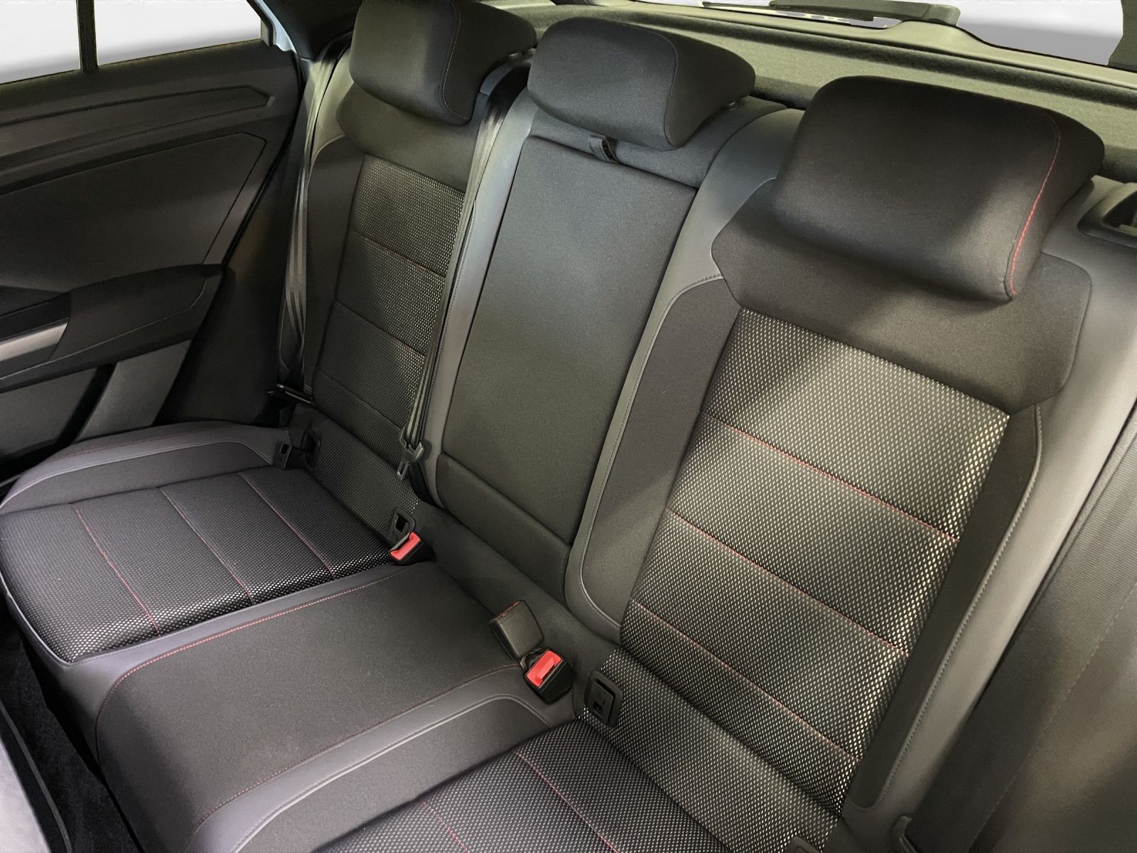 Volkswagen T-Roc 1.5 TSI Sport - Samsaru's Car Outlet