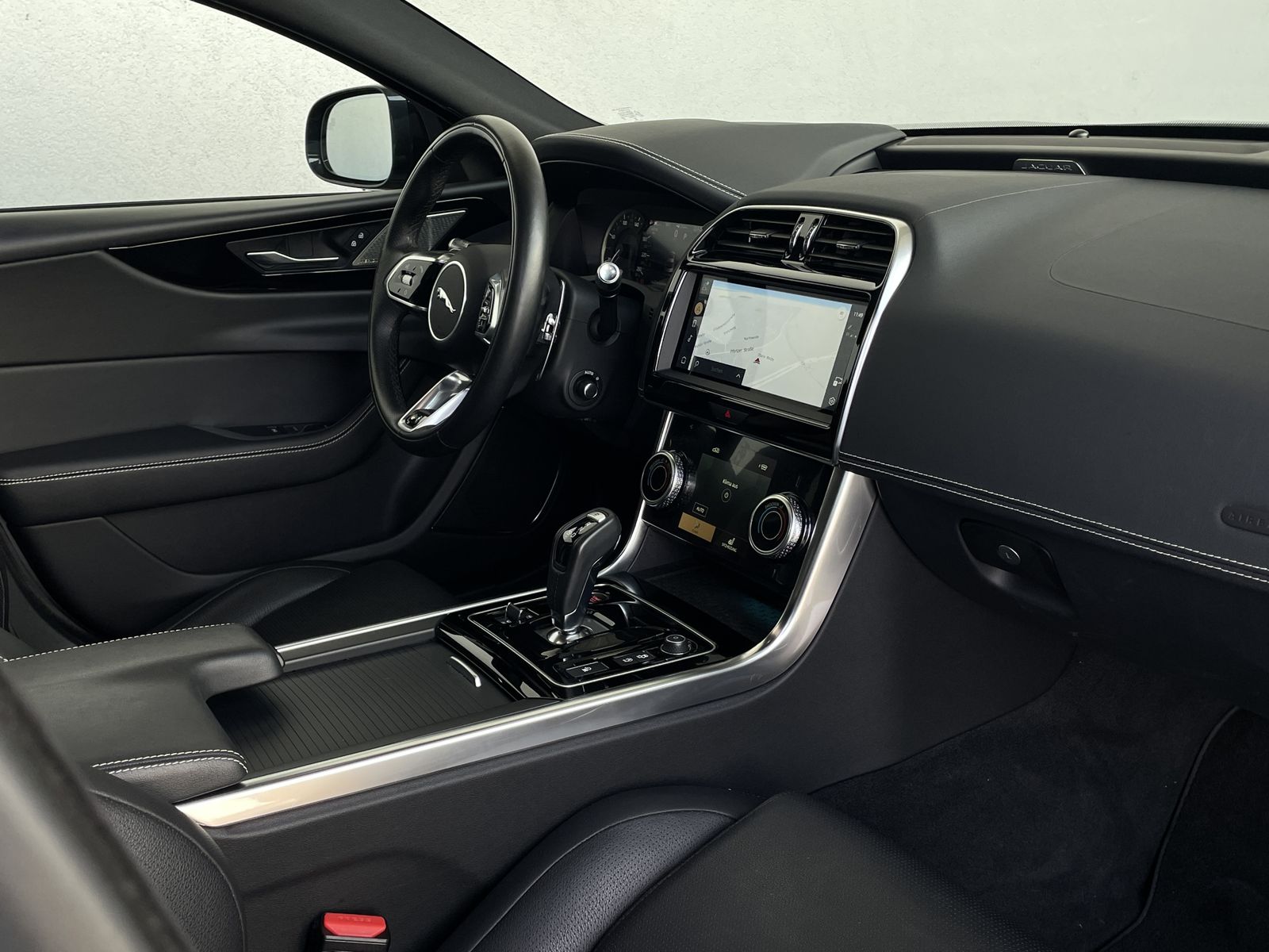 Jaguar XE P300*R-Dynamic*Black AWD*360° KAMERA*PANO*LED