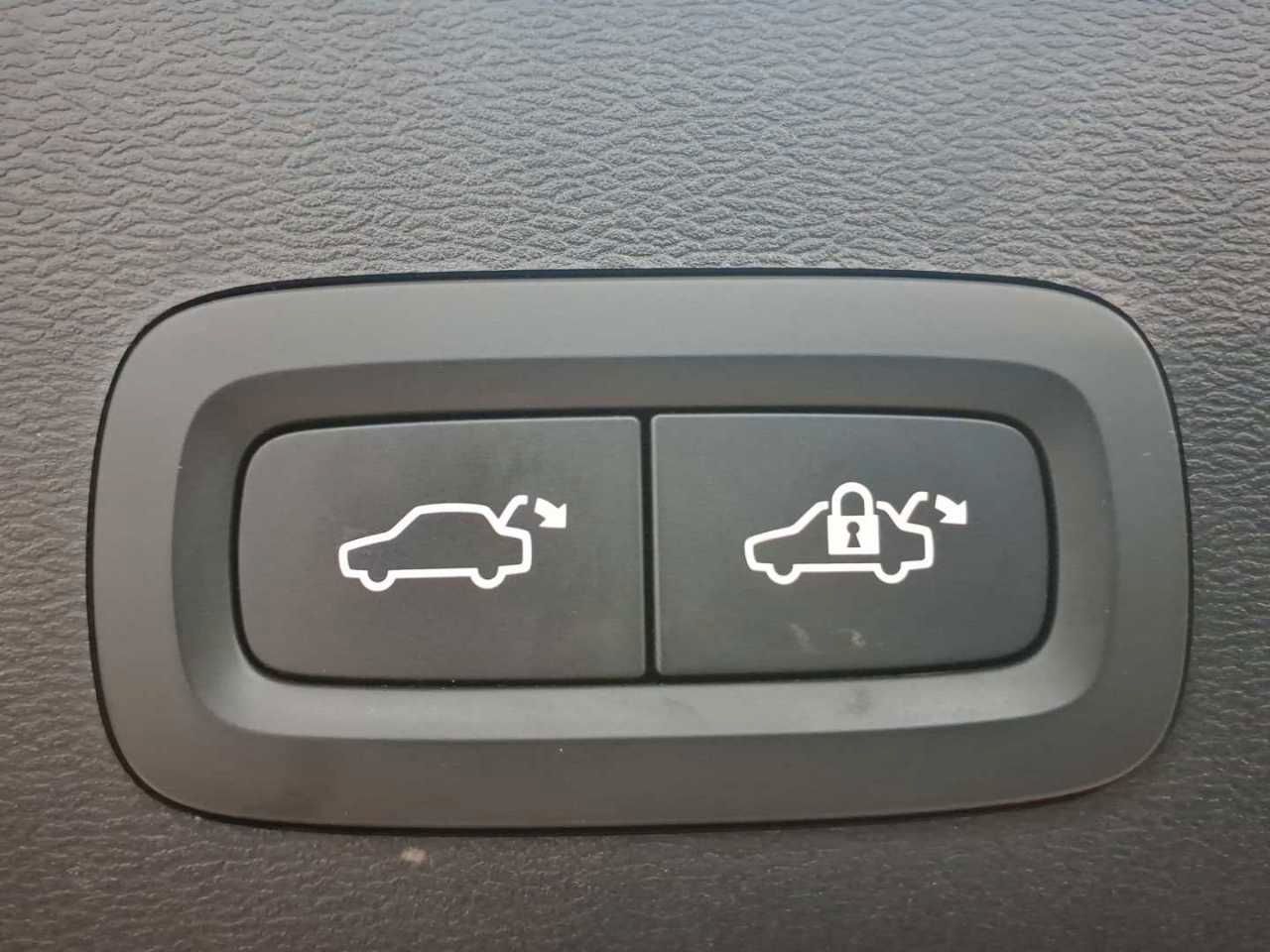 Volvo XC40 T4 Recharge DKG Plus Bright AHK 19"