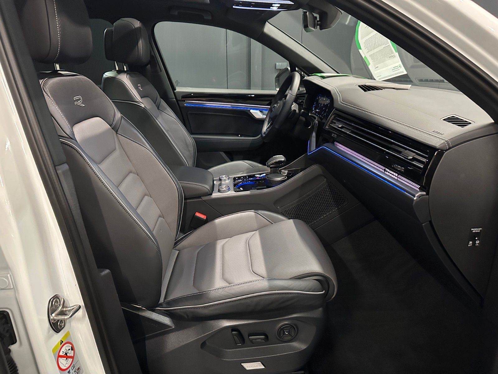 Volkswagen Touareg V6 TDI 4Motion R-Line Black - Samsaru's Car Outlet