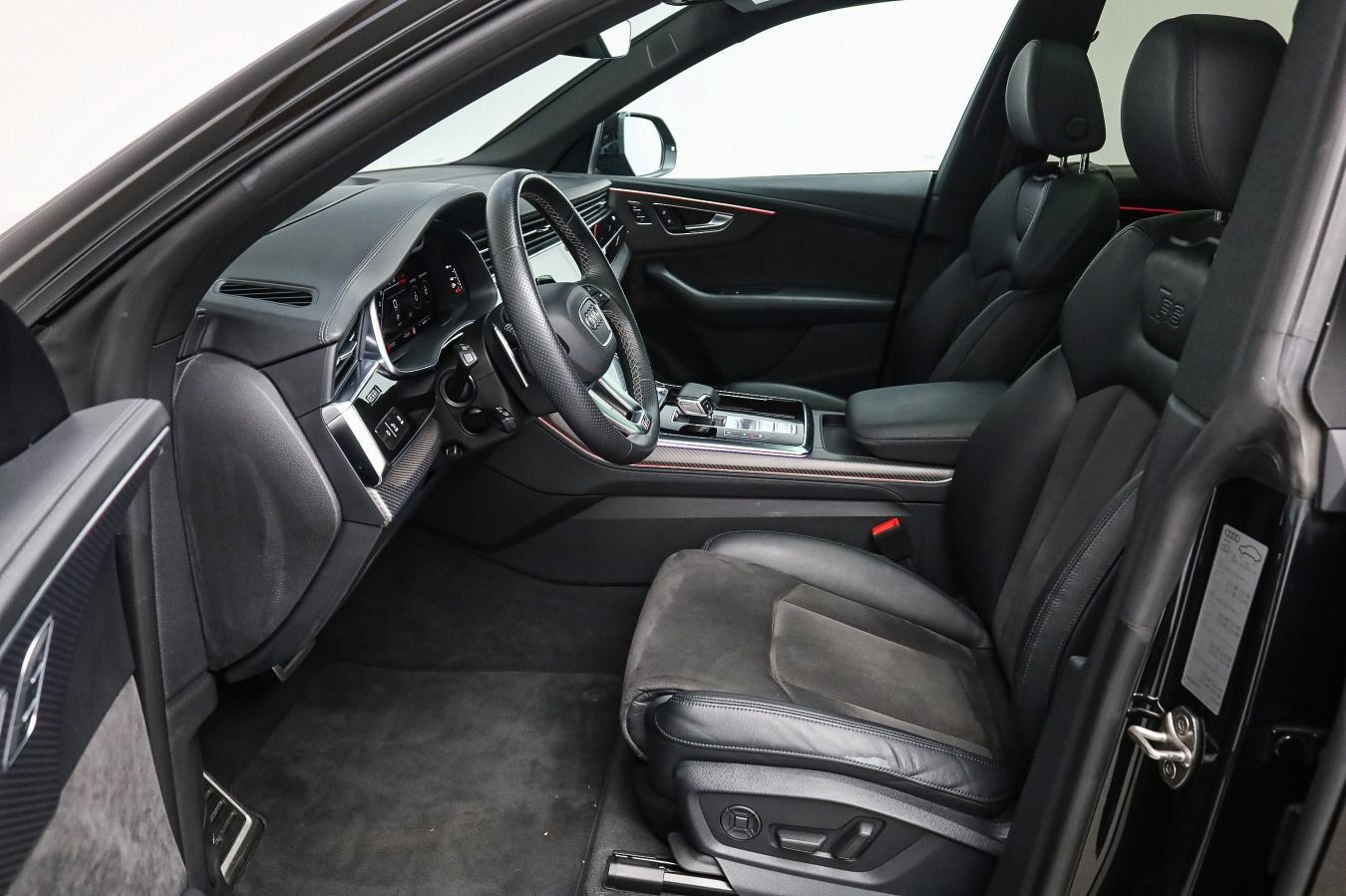 Audi RS Q8 PANO*RS-AGA*305KM/H*KERAMIK*NACHTSICHT*B&O