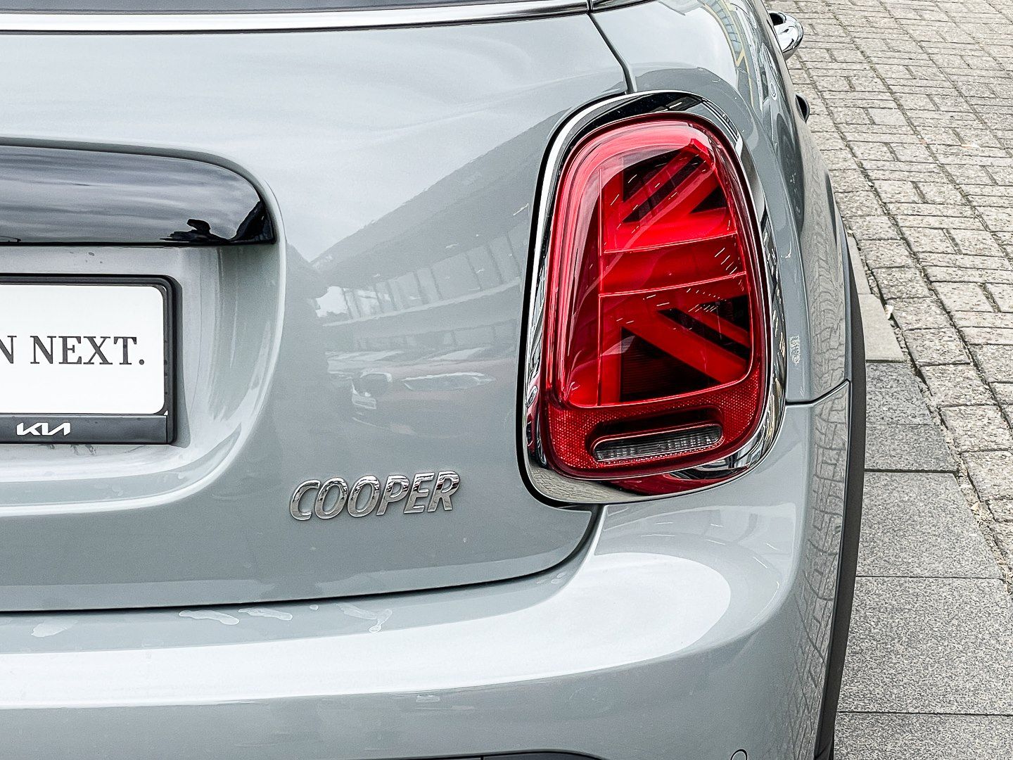 MINI Cooper Essential Trim 5-Türer - Samsaru's Car Outlet