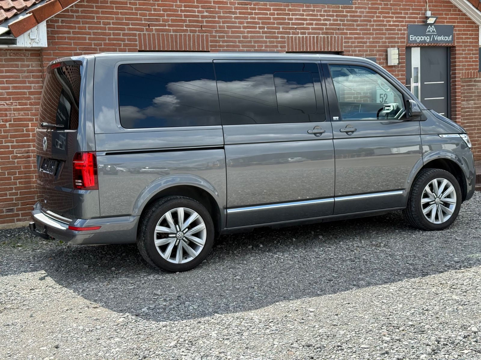 Volkswagen T6.1 Multivan 2.0 TDI DSG Generation Six - Samsaru's Car Outlet