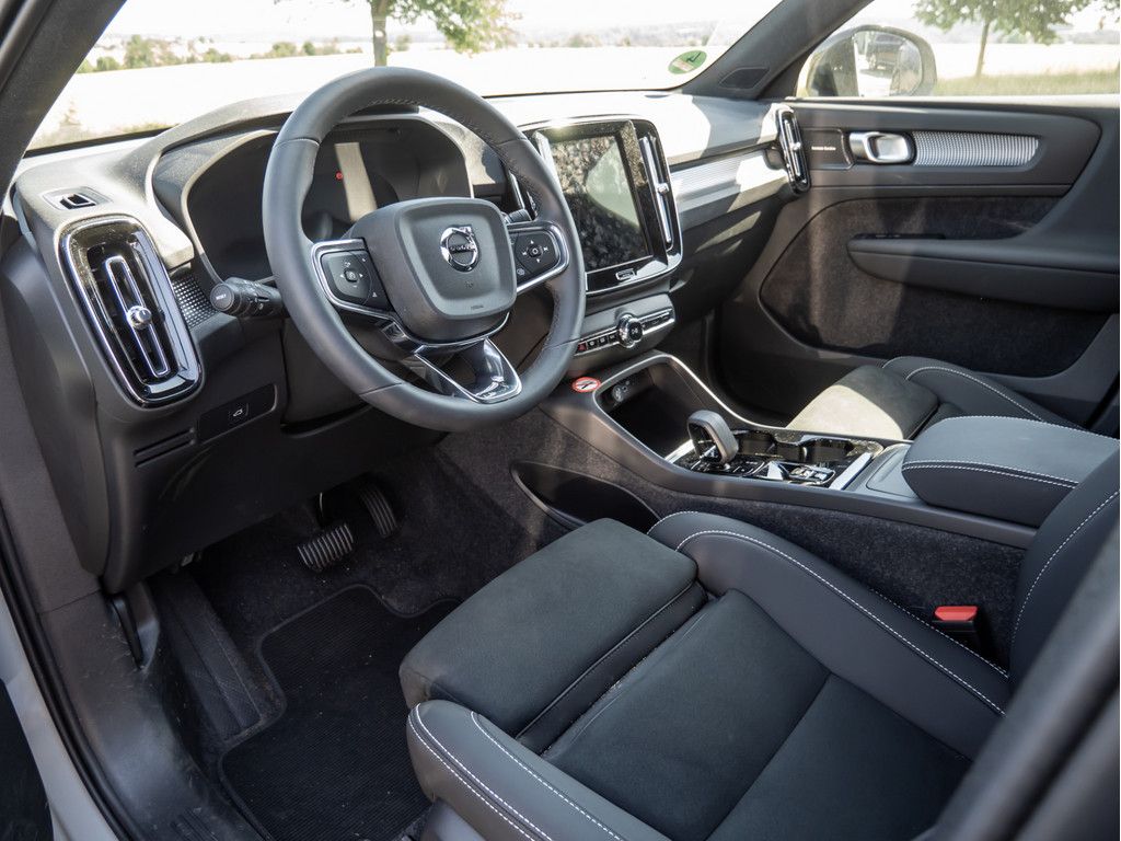 Volvo XC40 2.0 Plus Dark - Samsaru's Car Outlet