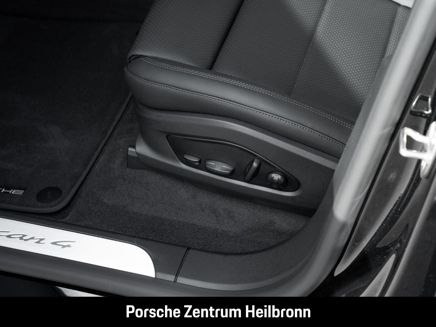 Porsche Macan 4 Surround-View LED-Matrix Abstandstempoma