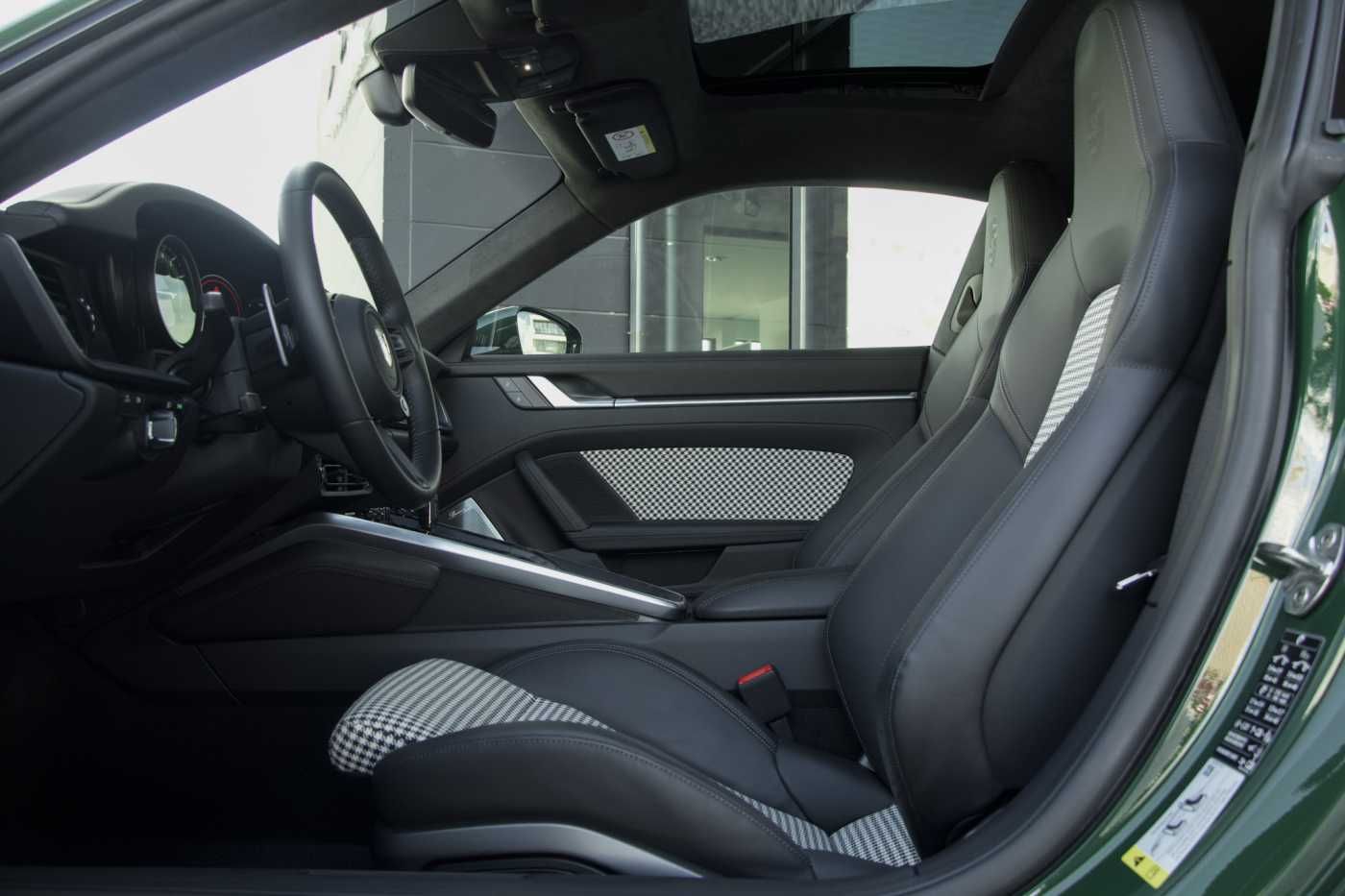 Porsche 992 TurboS Irishgreen Heritage SportDesign Lift