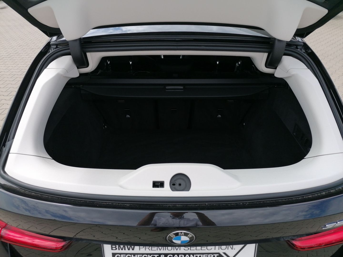 BMW 320 i Touring - Samsaru's Car Outlet