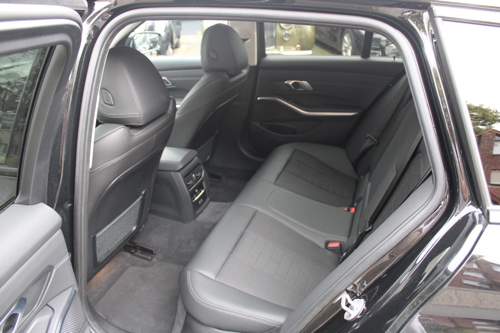 BMW 320dA Touring - Samsaru's Car Outlet