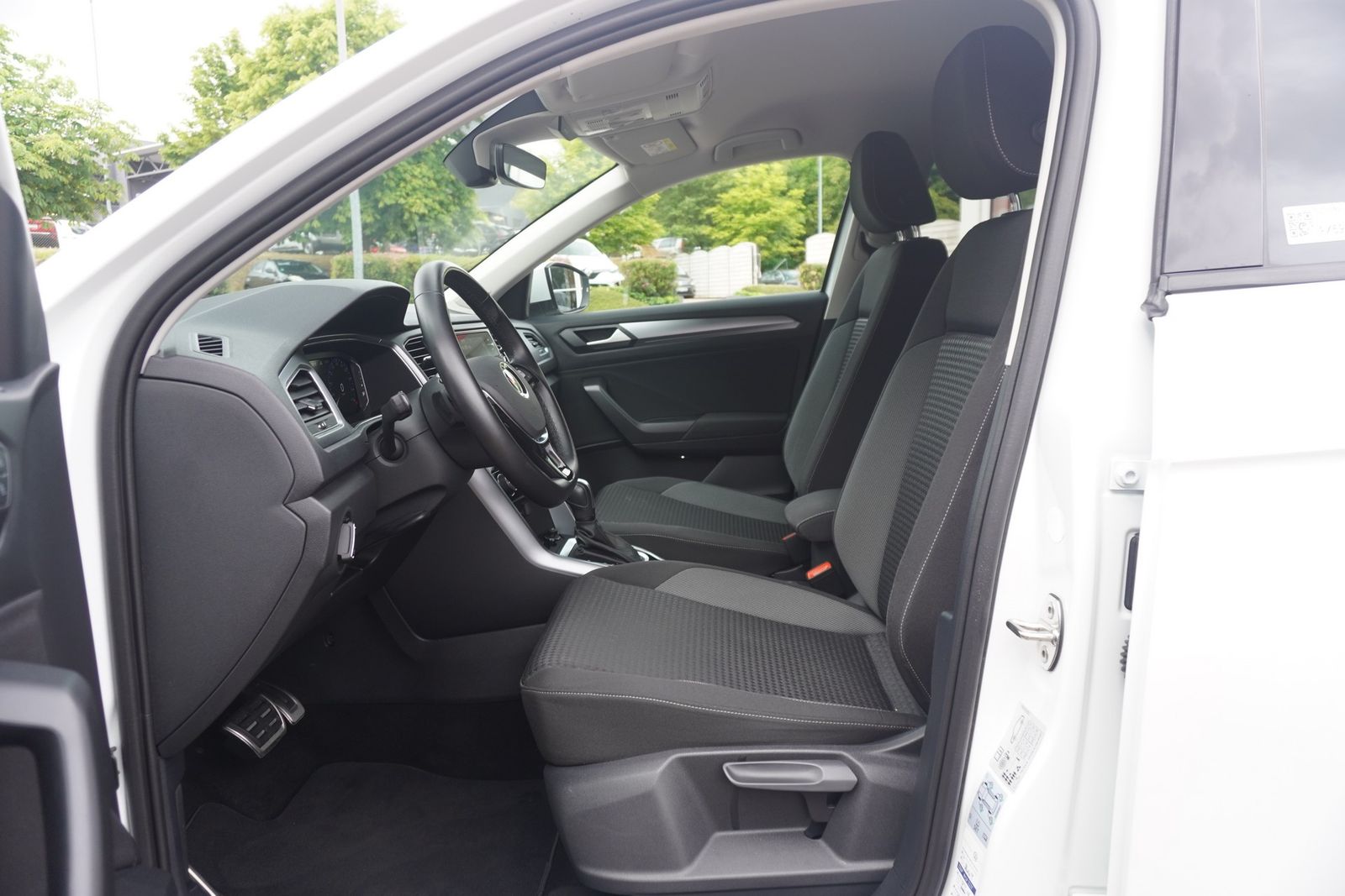 Volkswagen T-Roc 1.5 TSI Active - Samsaru's Car Outlet