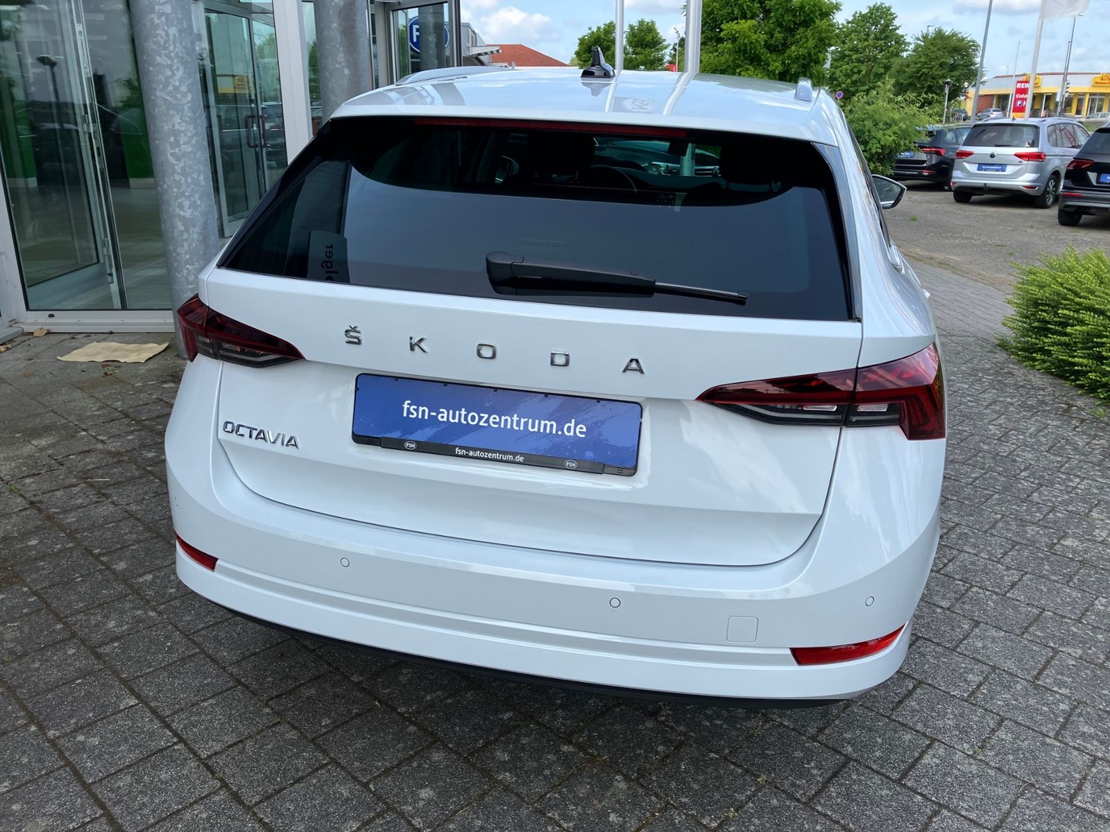 Skoda Octavia Combi 2.0 TDI Style - Samsaru's Car Outlet