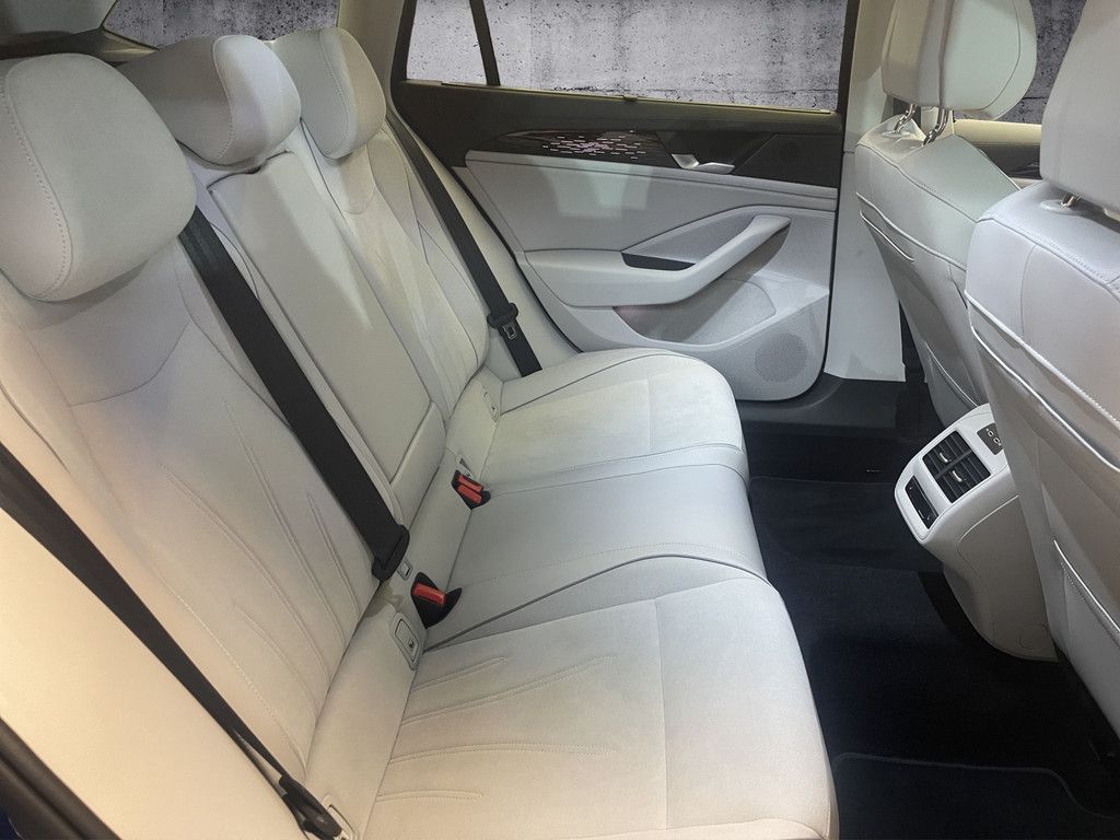 Volkswagen Passat Variant 1.5 eHybrid Elegance DSG Matrix