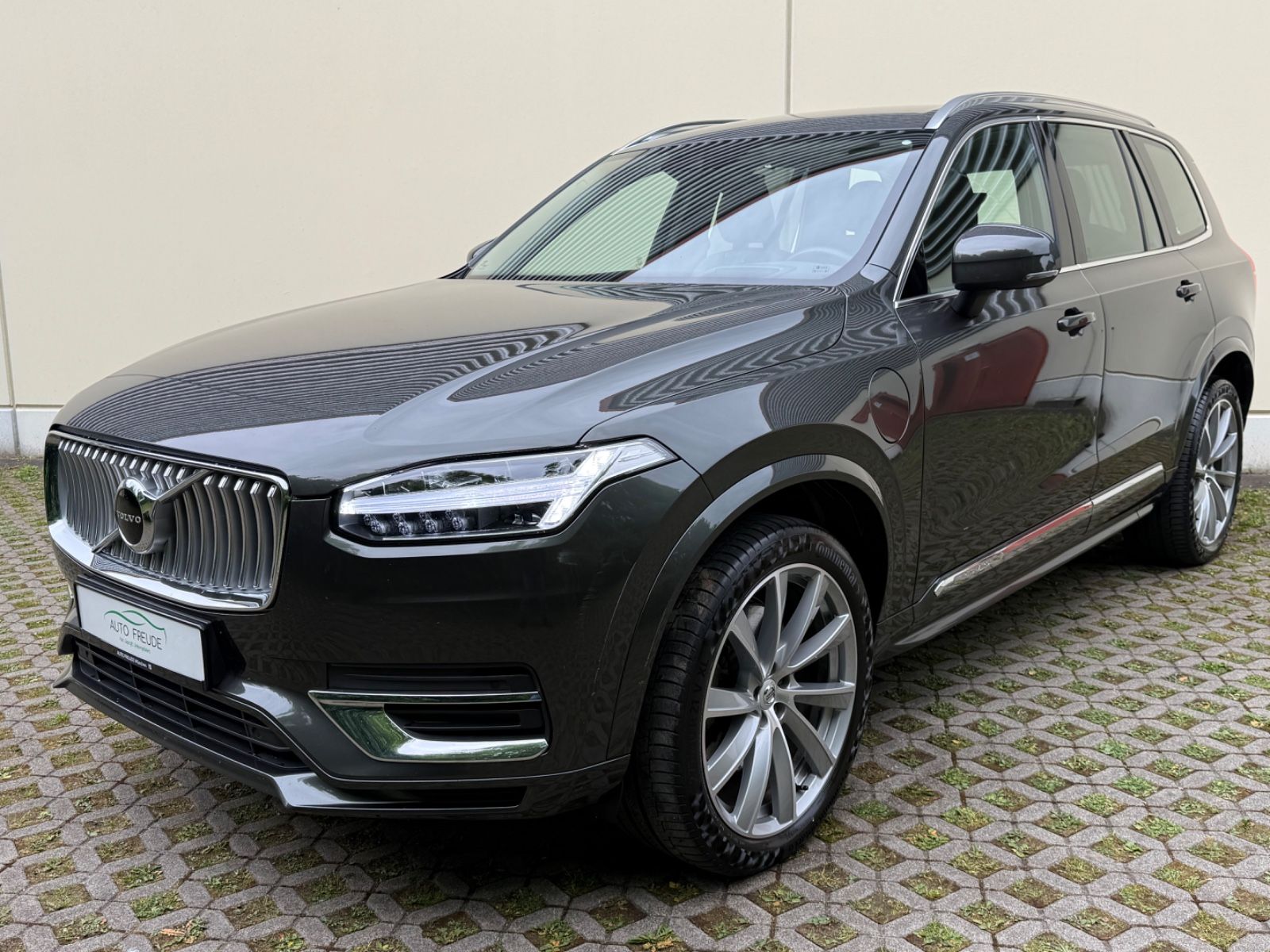 Volvo XC 90 T8 Inscription - Samsaru's Car Outlet