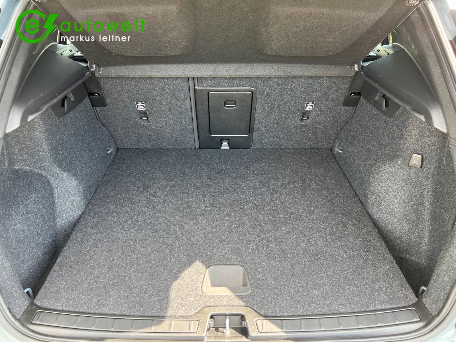 Volvo XC40 Recharge P8 AWD R-Design - Samsaru's Car Outlet