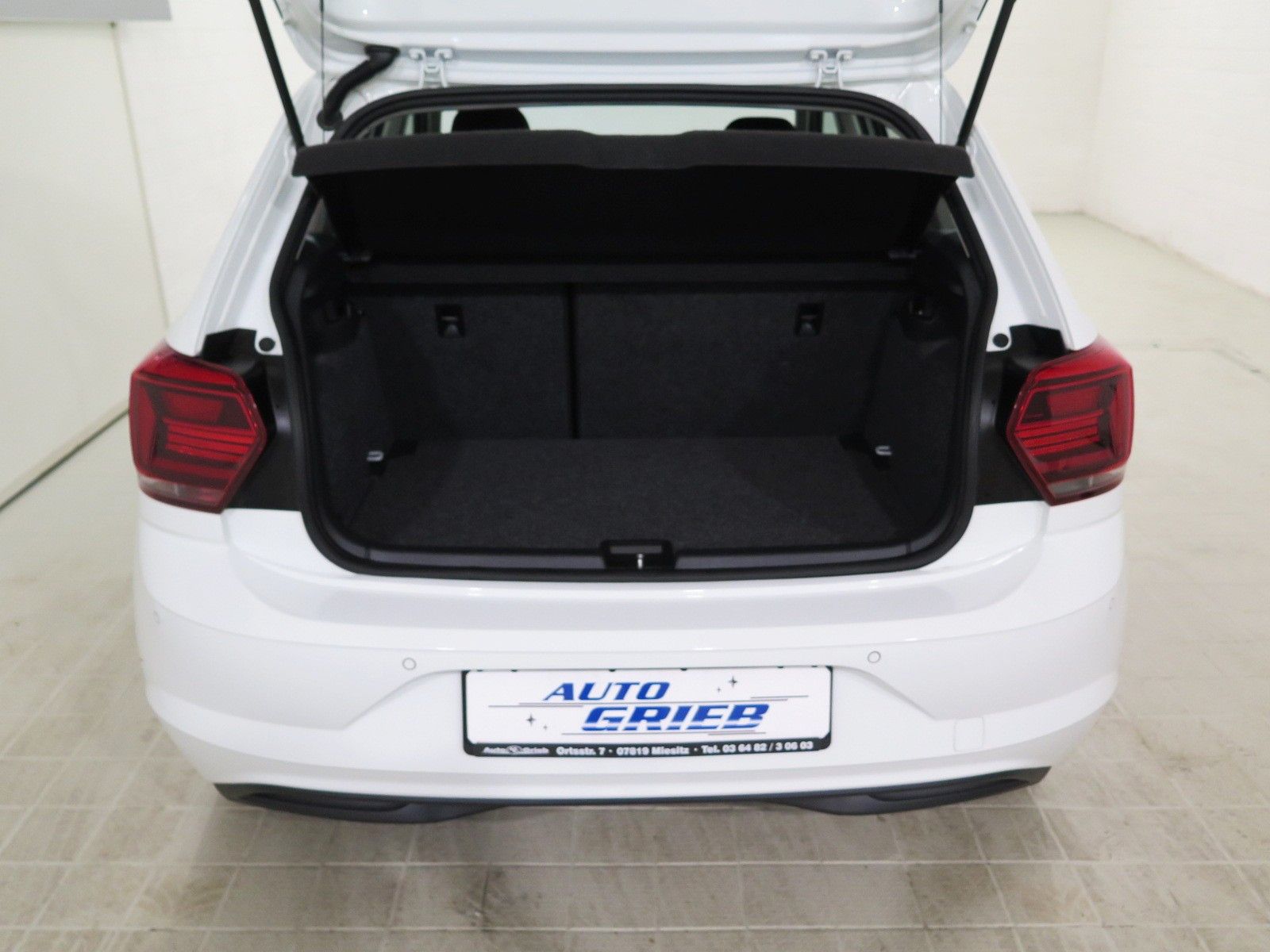 Volkswagen Polo VI Comfortline - Samsaru's Car Outlet