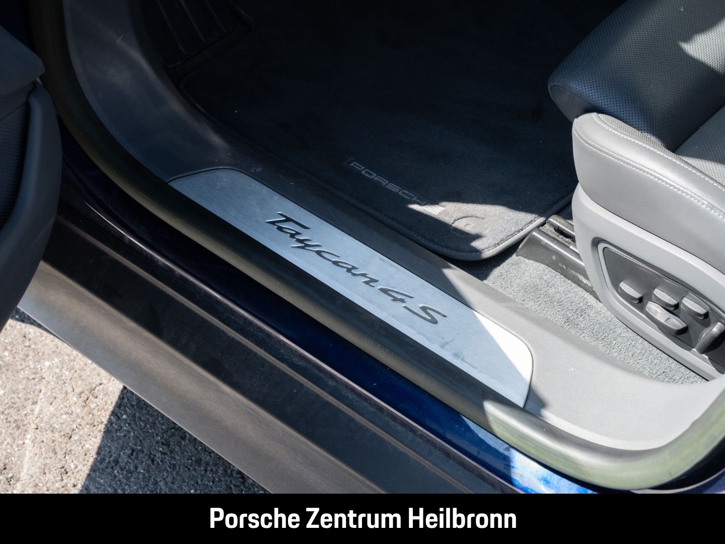 Porsche Taycan 4S Enzianblau Panoramadach Luftfederung