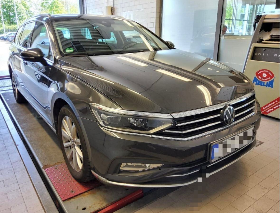 Volkswagen Passat Variant 2.0 TDI DSG Elegance - Samsaru's Car Outlet