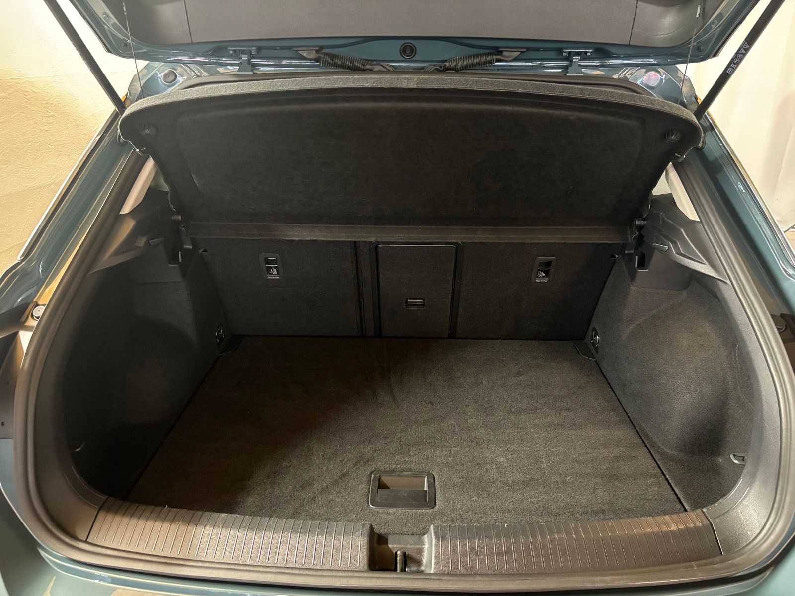 Volkswagen T-Roc Life - Samsaru's Car Outlet