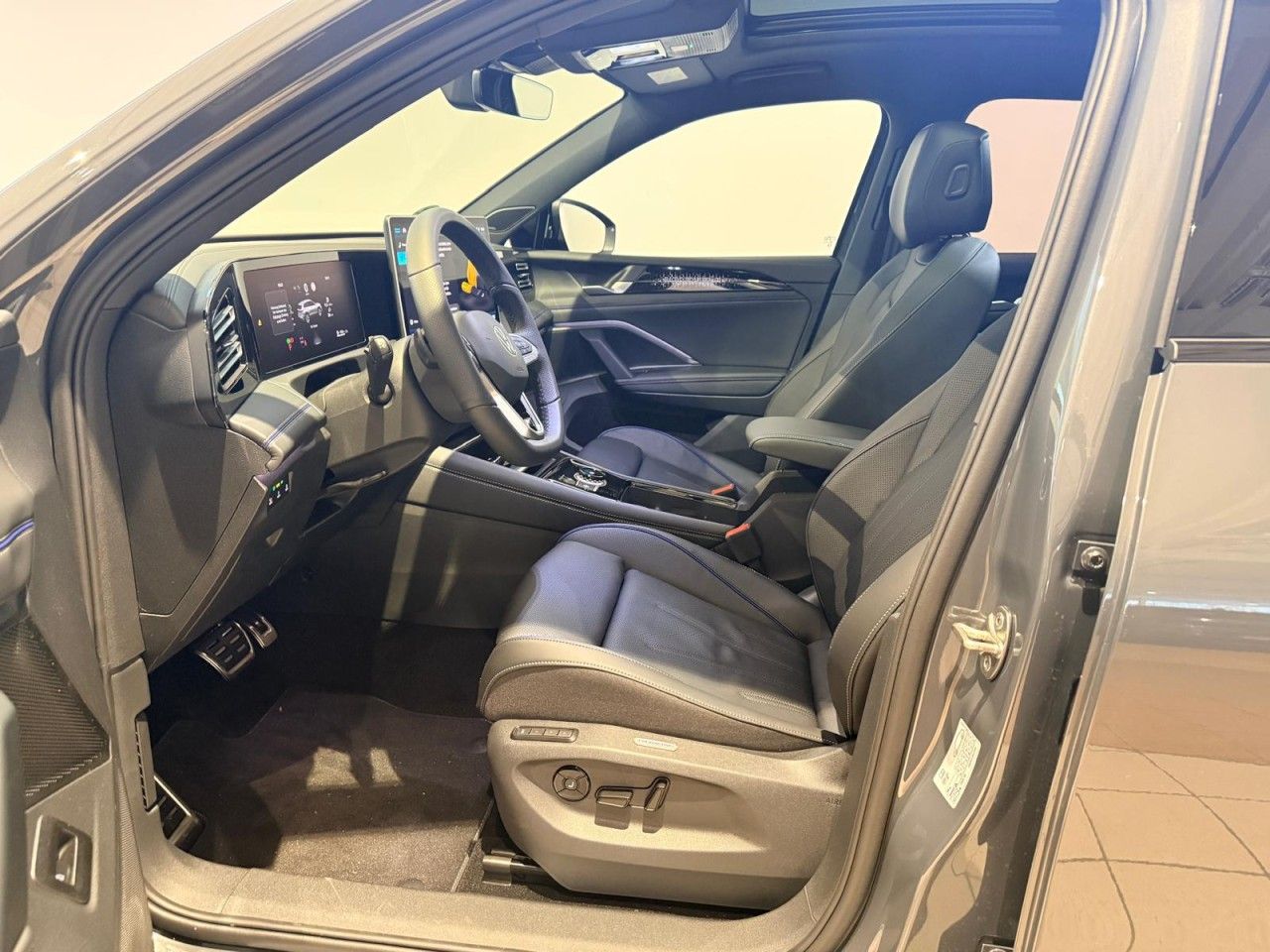 Volkswagen Tiguan 2.0 TDI R-Line 4Motion AHK Pano StandH
