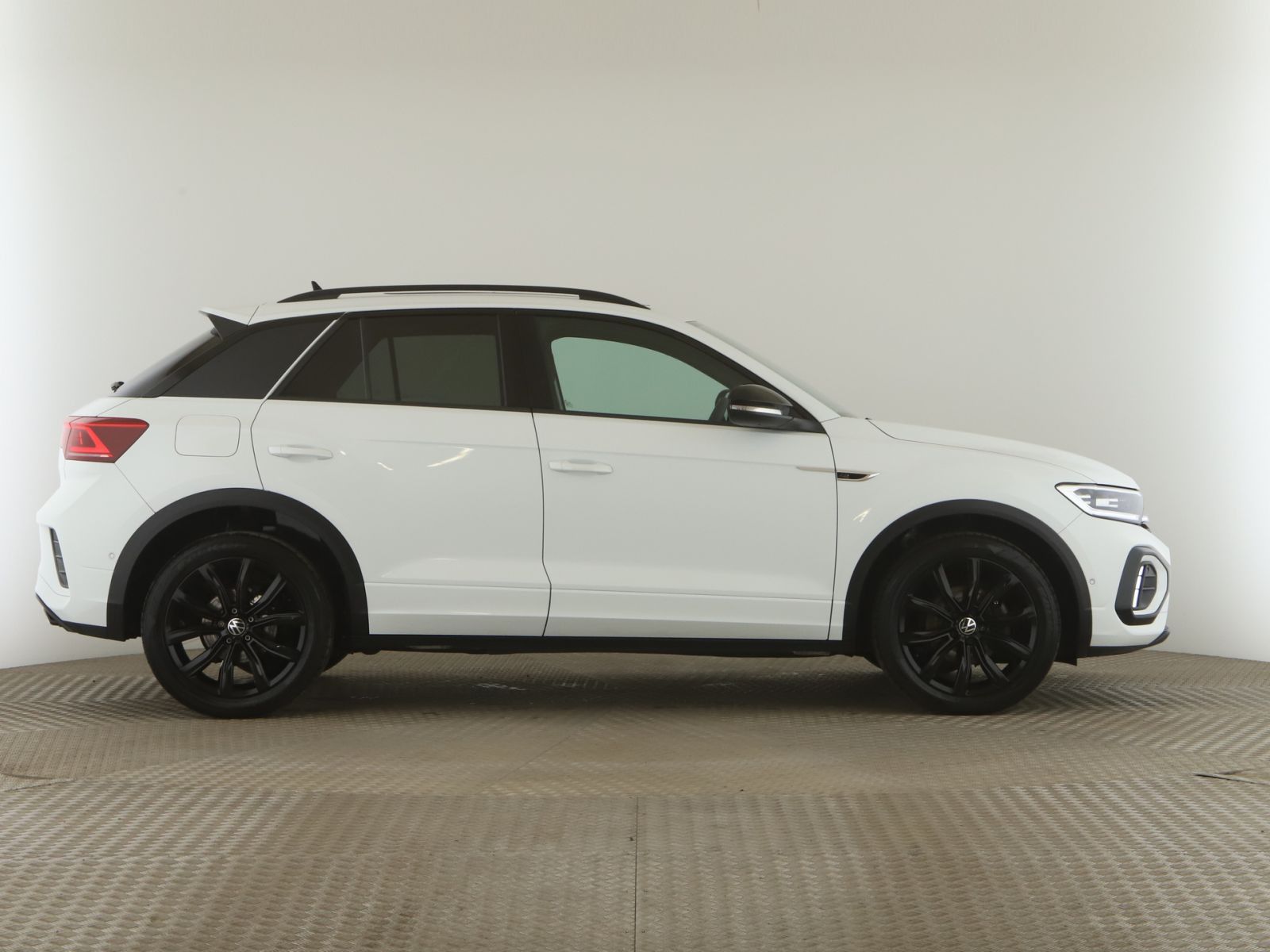 Volkswagen T-Roc 1.5 TSI R-Line - Samsaru's Car Outlet