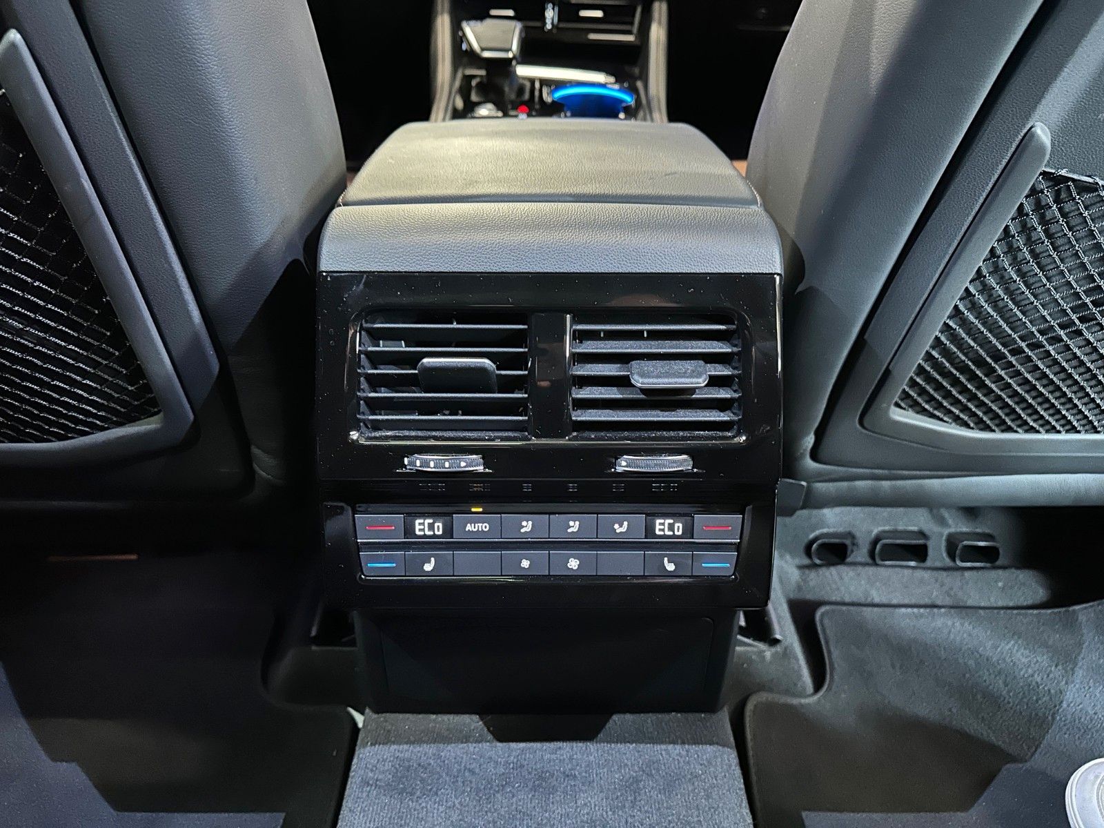 Volkswagen Touareg R-Line 4M - Samsaru's Car Outlet