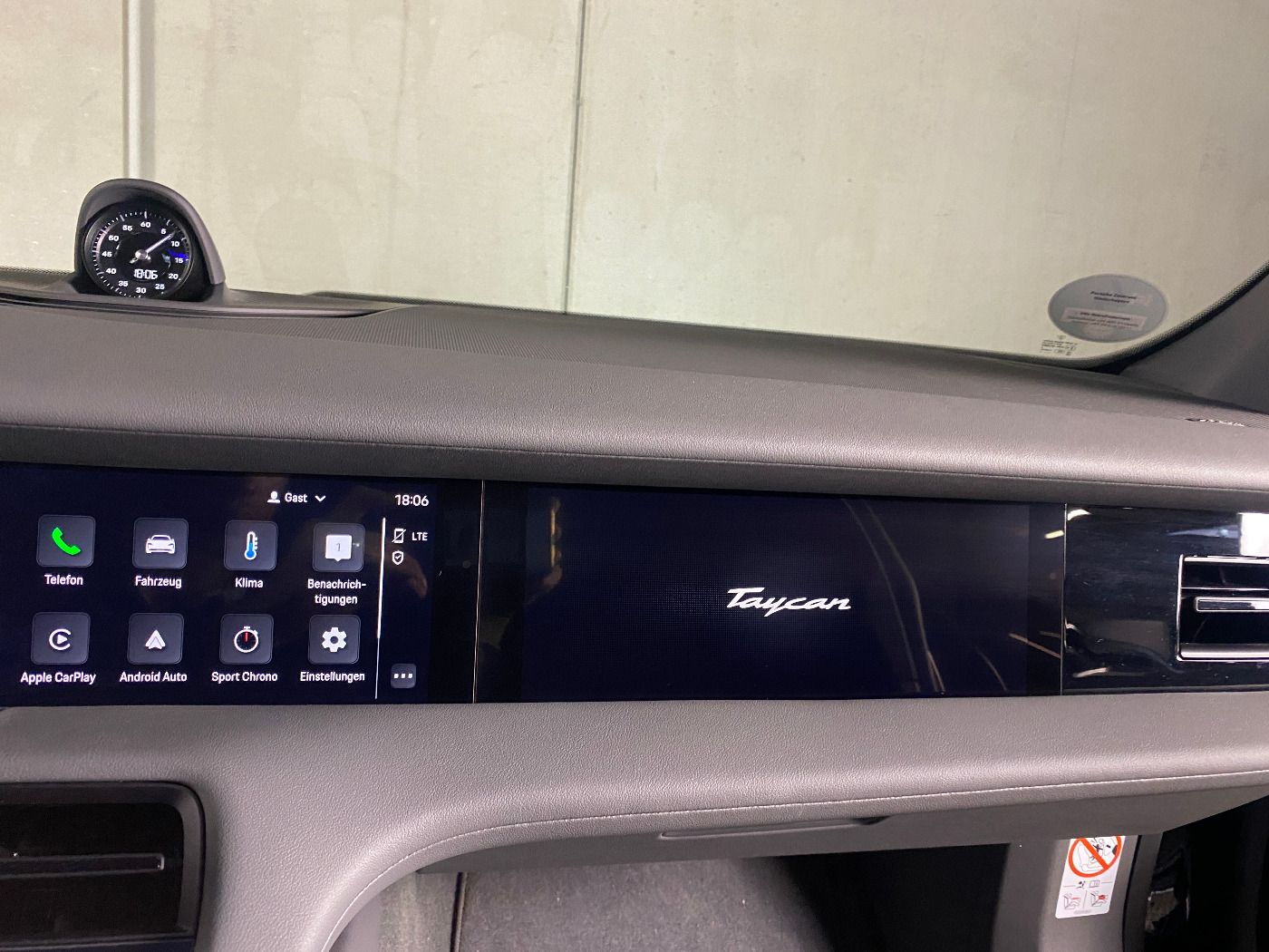 Porsche Taycan 4 Cross Turismo | Beifahrerdisplay |