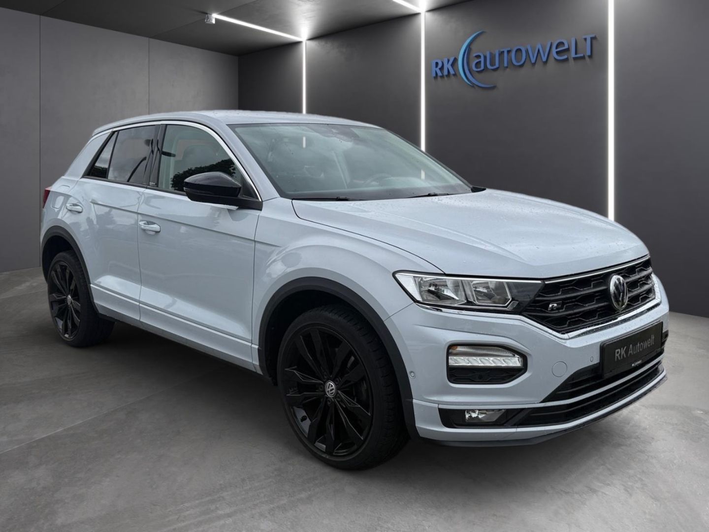 Volkswagen T-Roc IQ.DRIVE 1.5 TSI DSG - Samsaru's Car Outlet