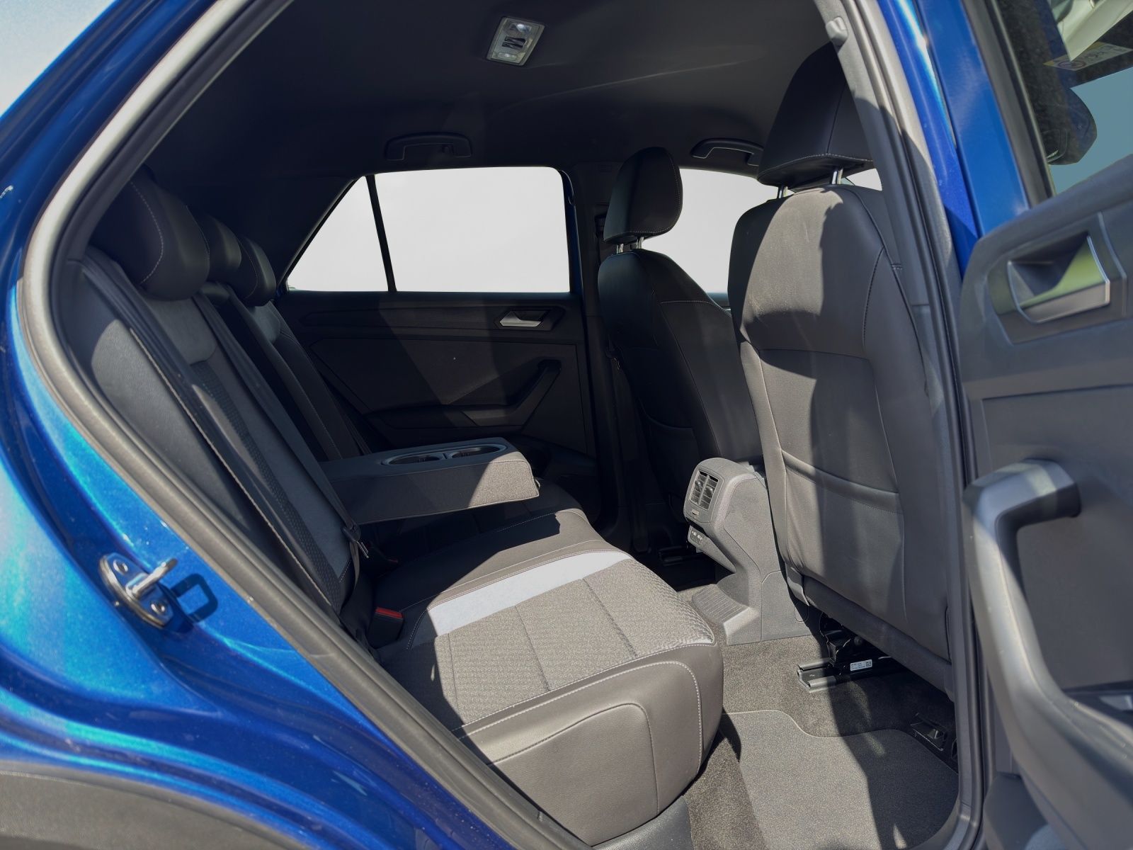 Volkswagen T-Roc 1.5 TSI DSG R-LINE - Samsaru's Car Outlet