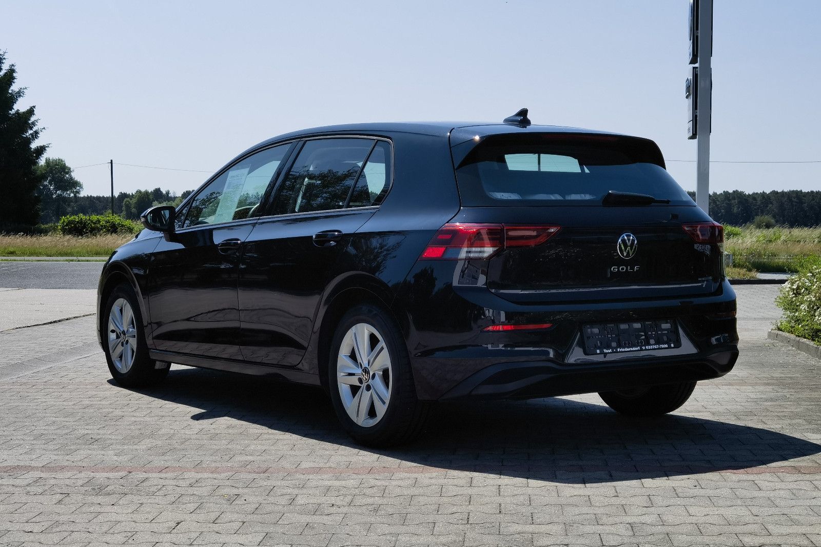 Volkswagen Golf Life 1.5 TSI - Samsaru's Car Outlet