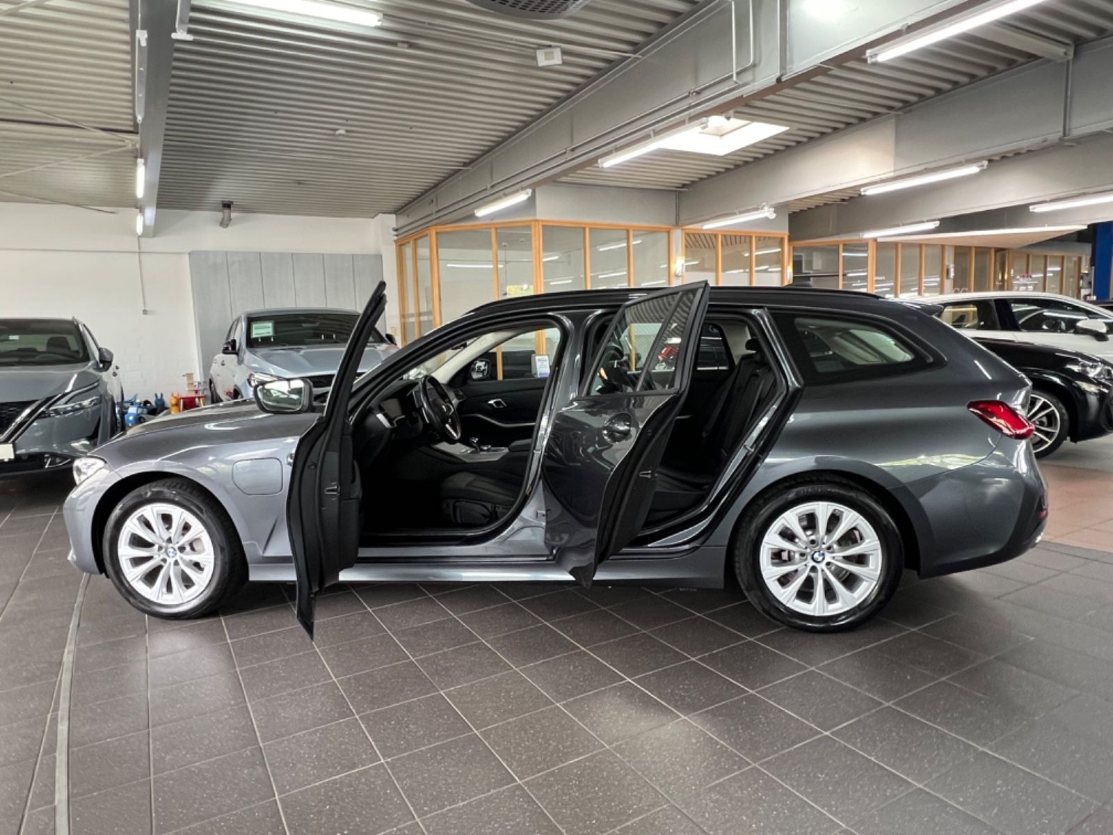 BMW 330 e Touring Advantage - Samsaru's Car Outlet