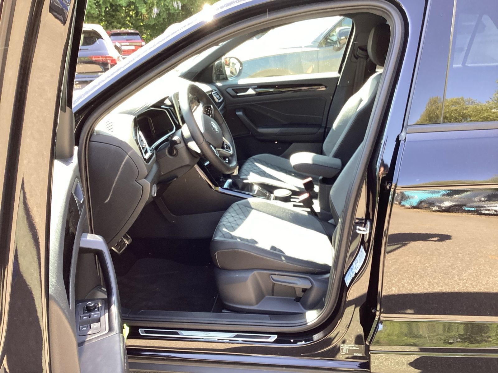 Volkswagen T-Roc 1.5TSI R-Line - Samsaru's Car Outlet