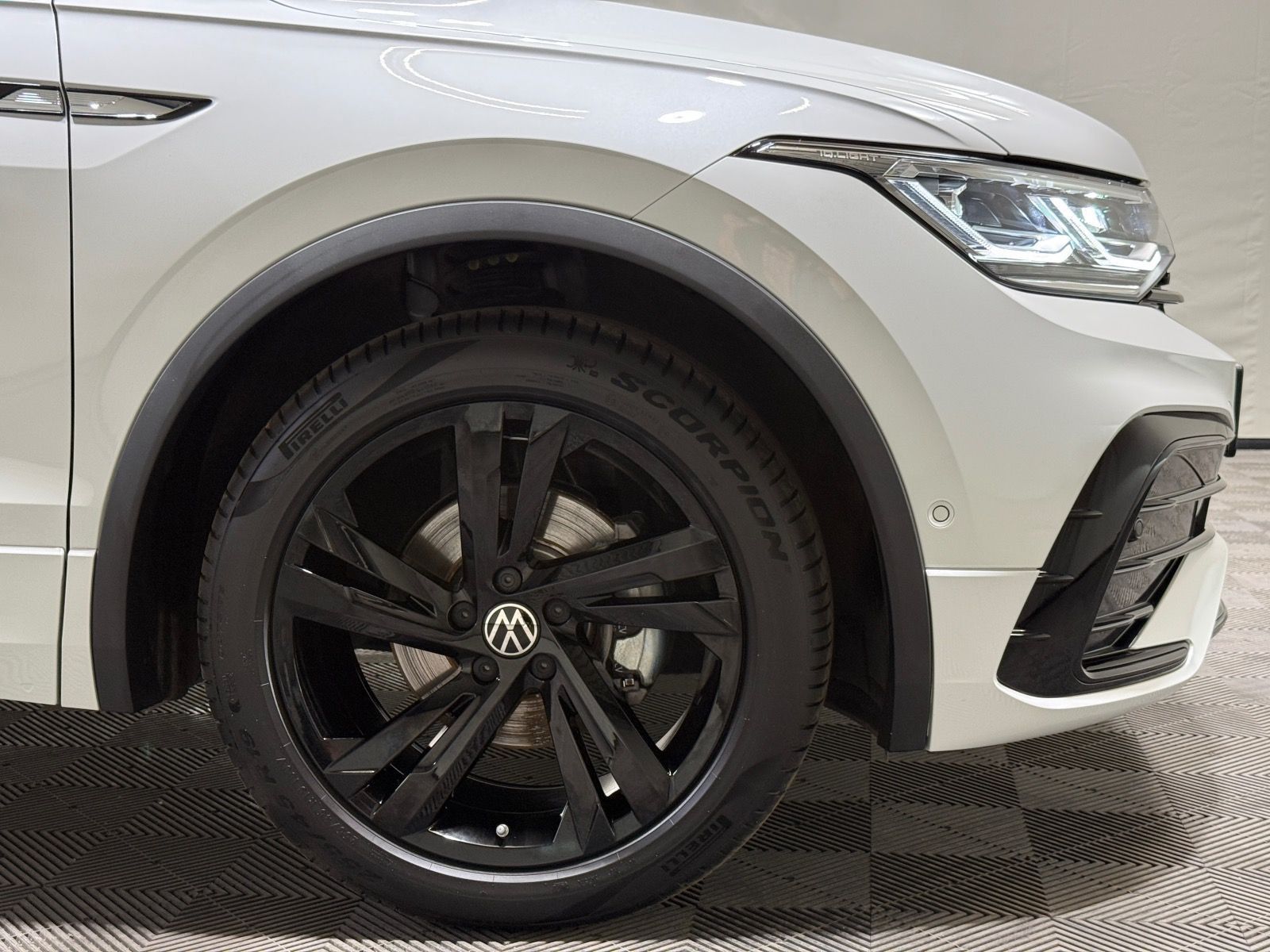 Volkswagen Tiguan R-Line 1.5 TSI DSG - Samsaru's Car Outlet