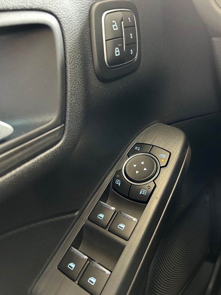 Ford Kuga Hybrid Active X AWD - Samsaru's Car Outlet