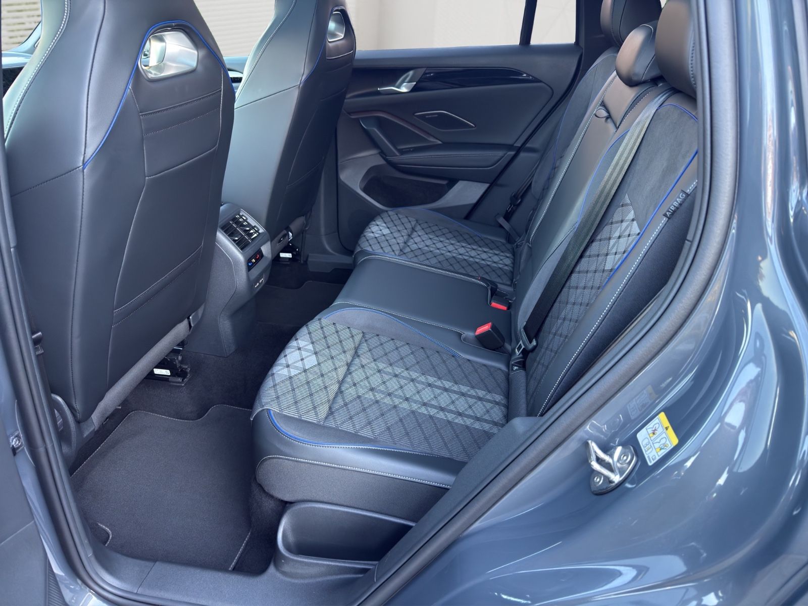Volkswagen Tiguan 2.0 TSI DSG 4M R-Line»PANO»AHK»HuD»HK»20"