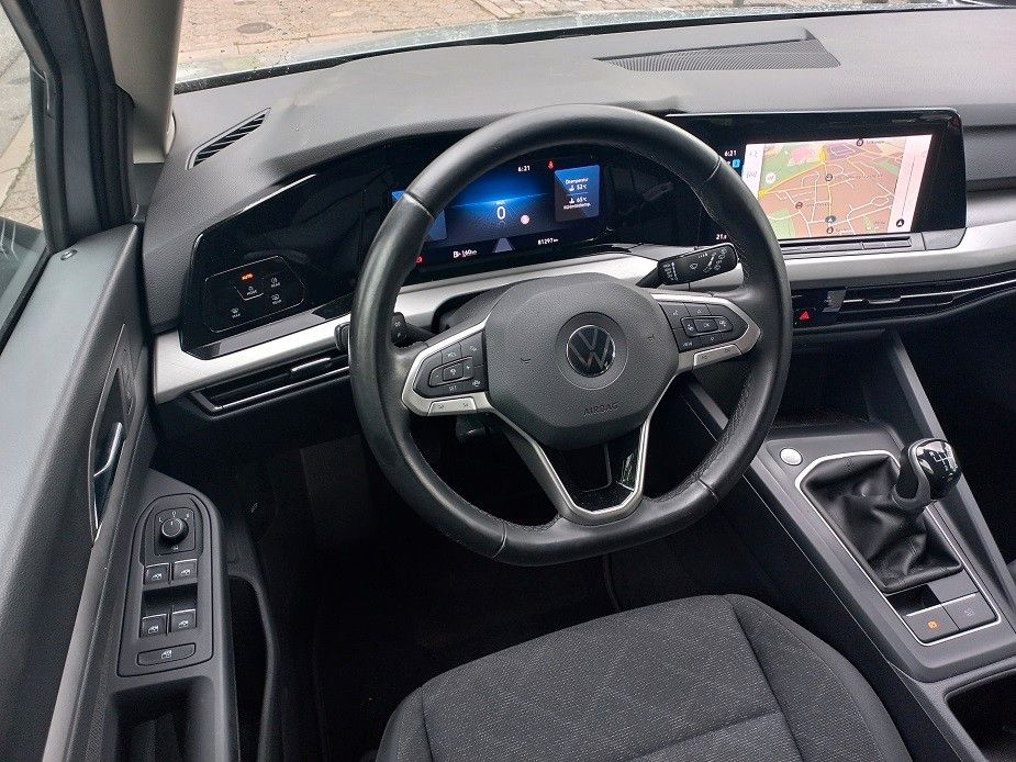 Volkswagen Golf VIII 2.0 TDi Life - Samsaru's Car Outlet