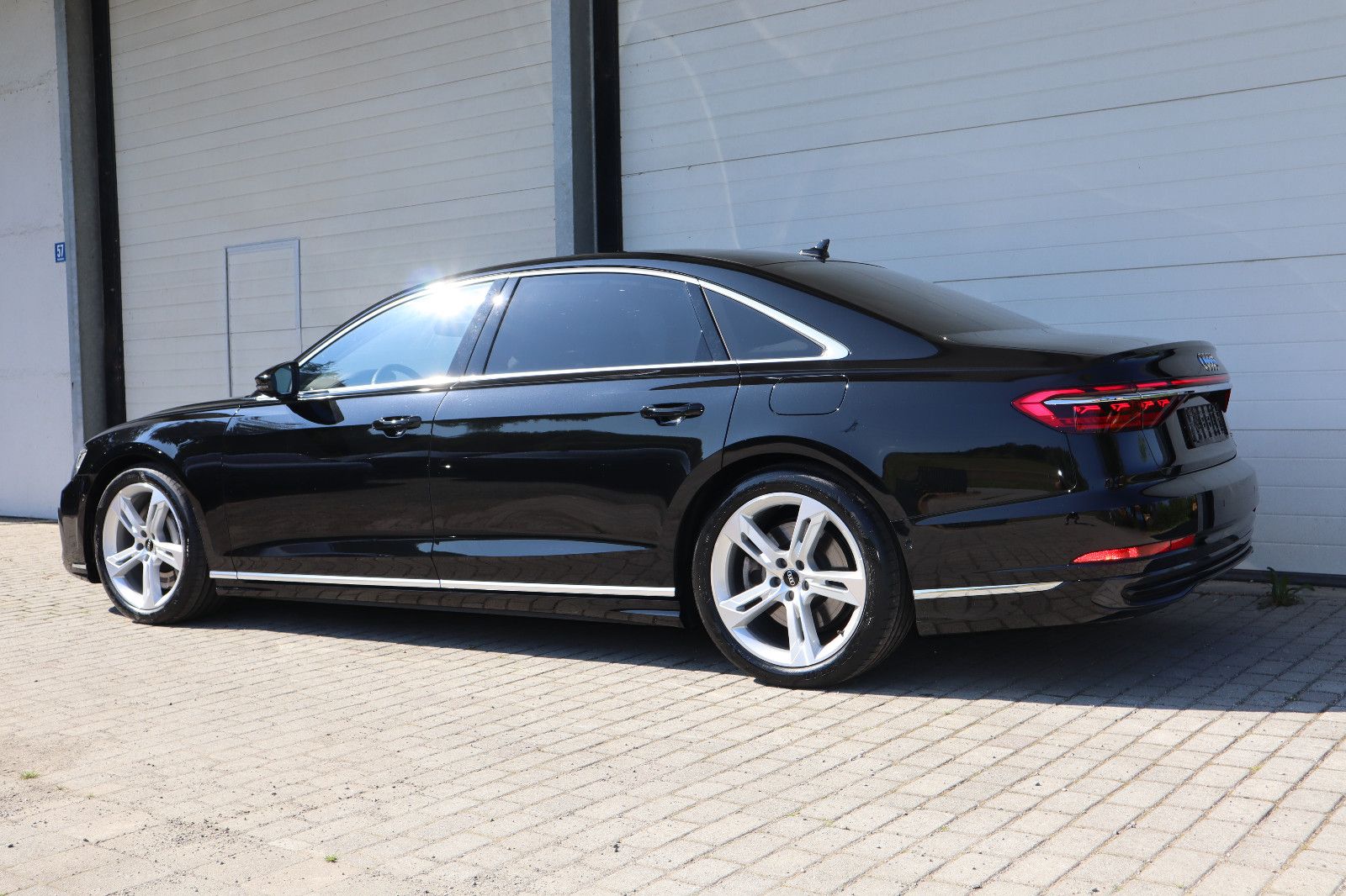 Audi A8L 60 TFSIe lang - Samsaru's Car Outlet