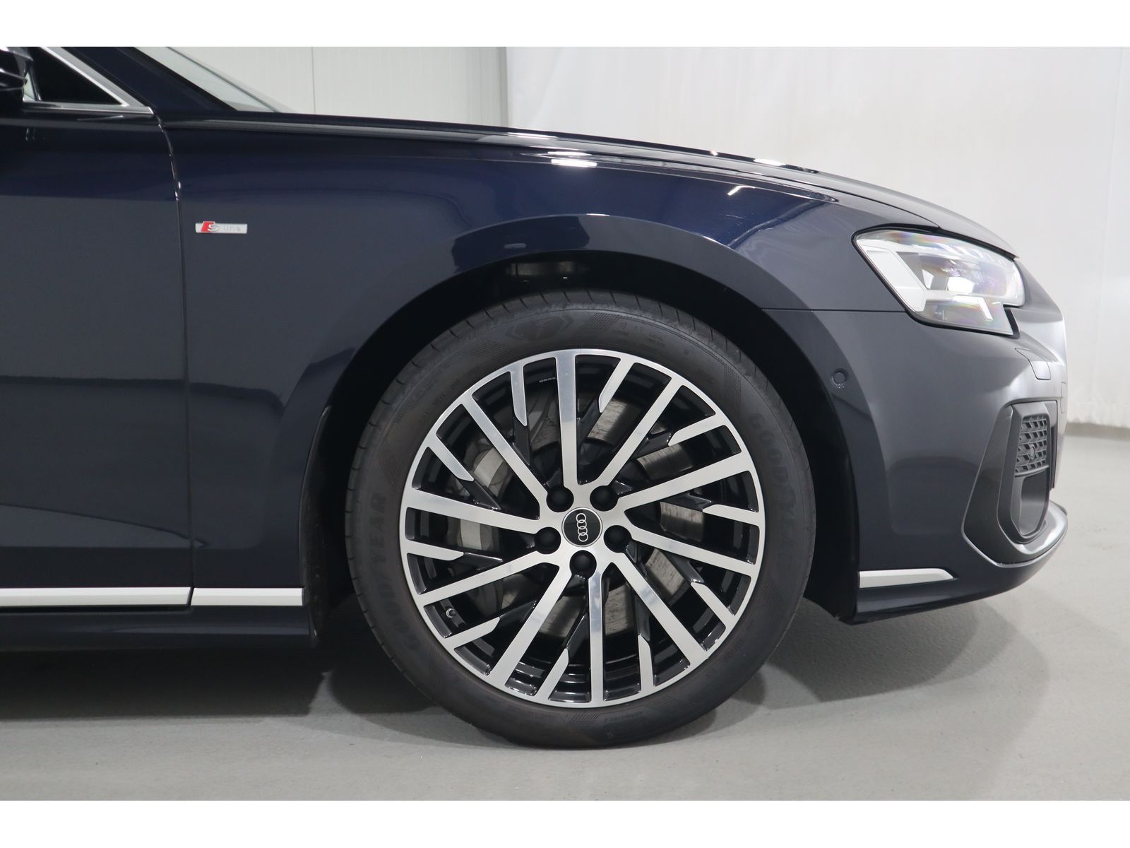 Audi A8 Lang 60 TFSI e quattro - Samsaru's Car Outlet