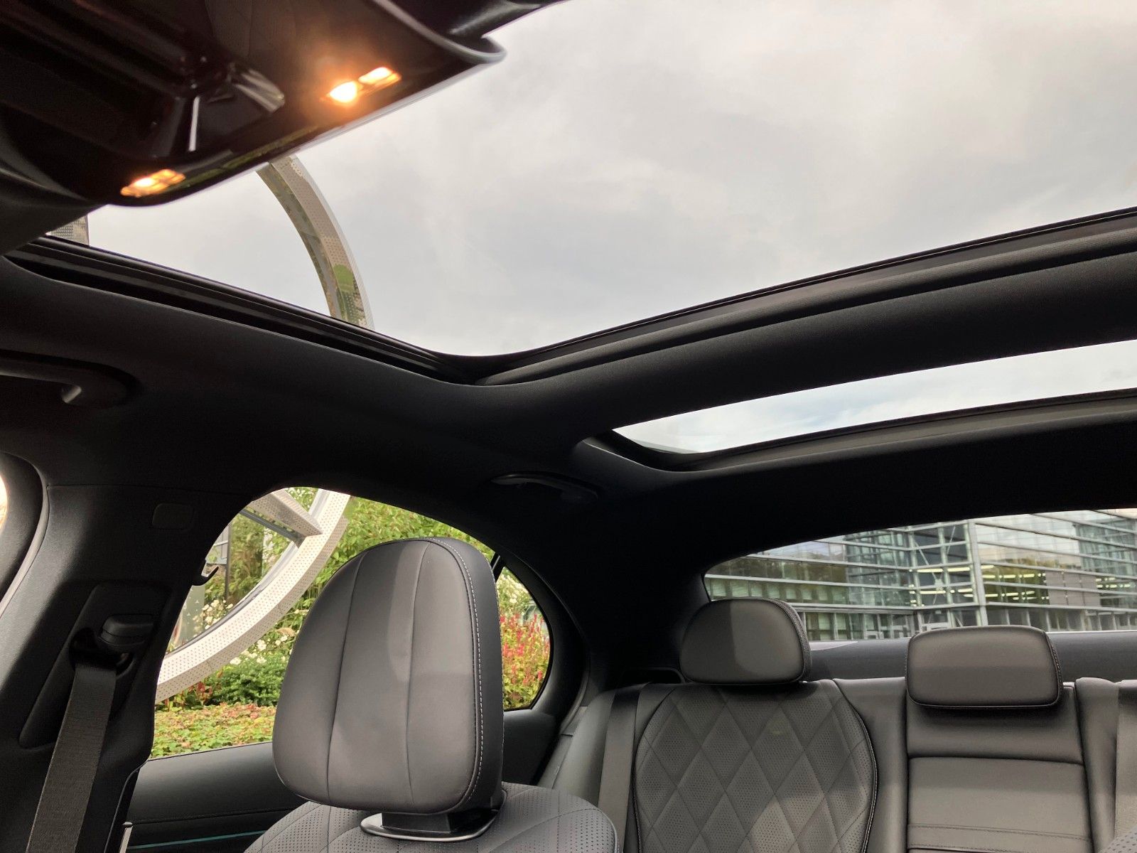 Mercedes-Benz E 400 e 4Matic AMG Line - Samsaru's Car Outlet
