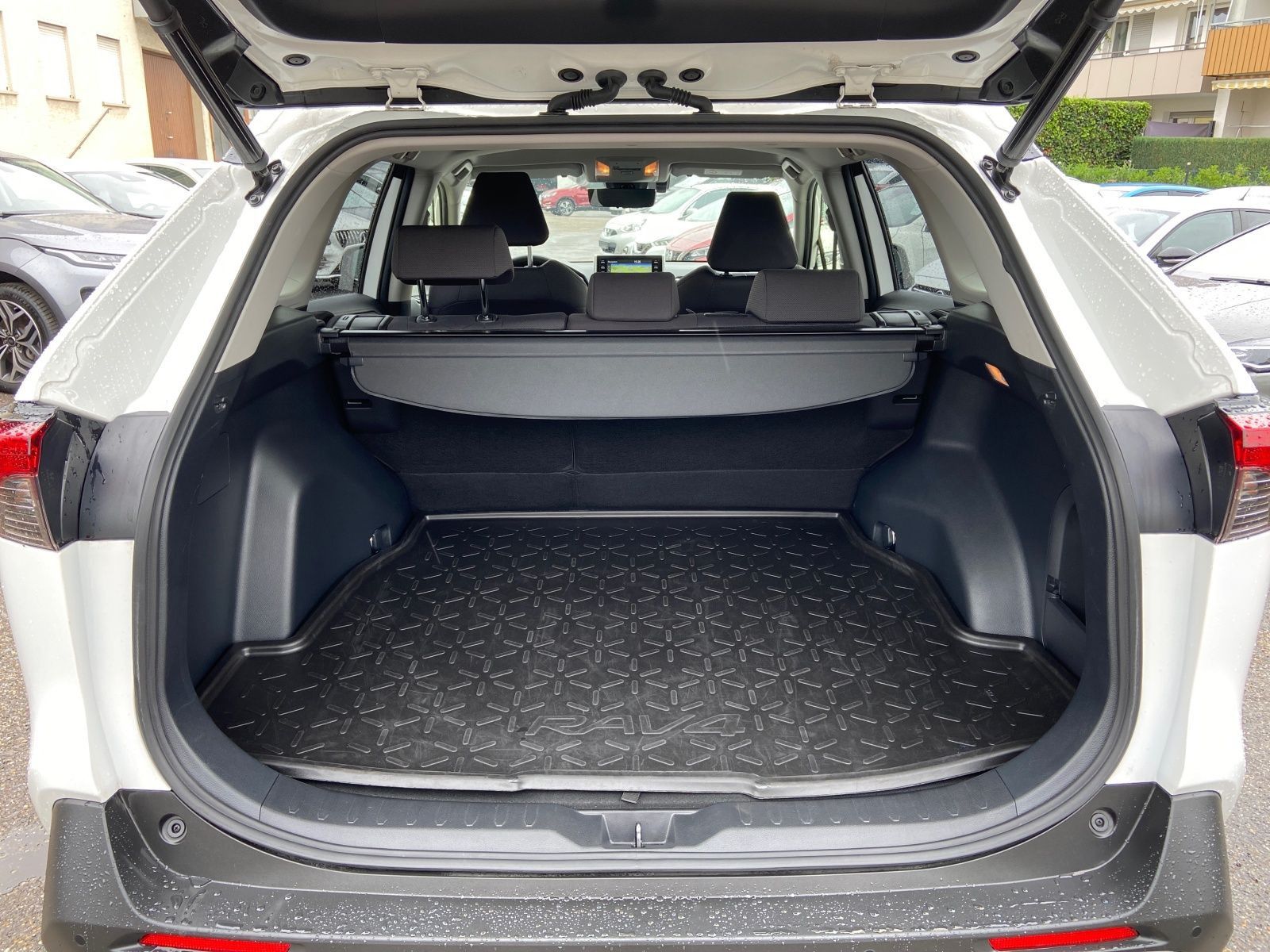 Toyota RAV 4 Hybrid - Samsaru's Car Outlet