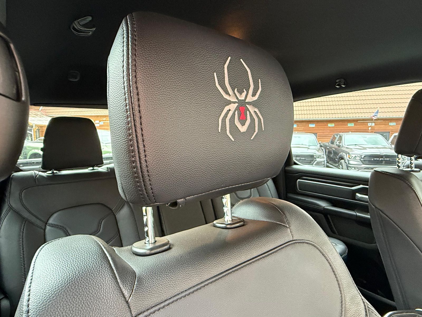 Dodge RAM 1500 6´´ BLACK WIDOW 5.7L 12´´ LED