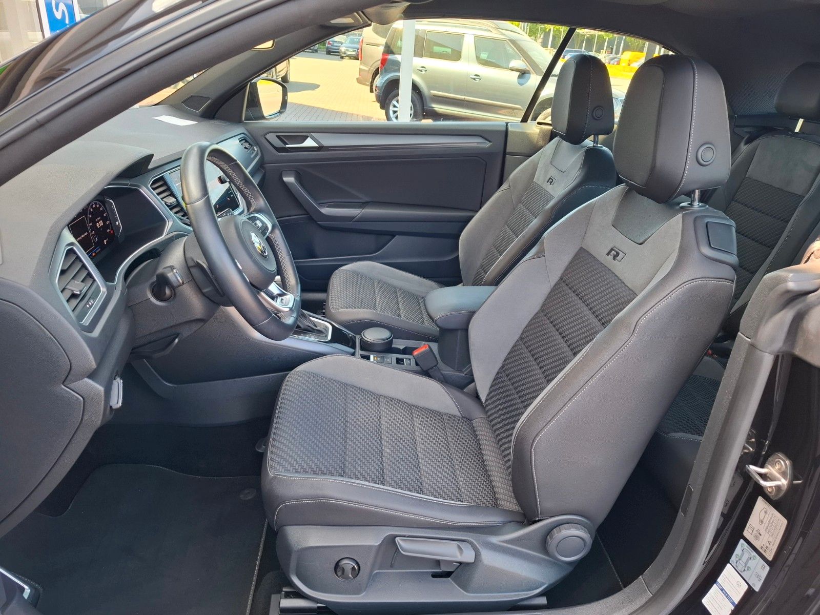 Volkswagen T-Roc R-Line - Samsaru's Car Outlet