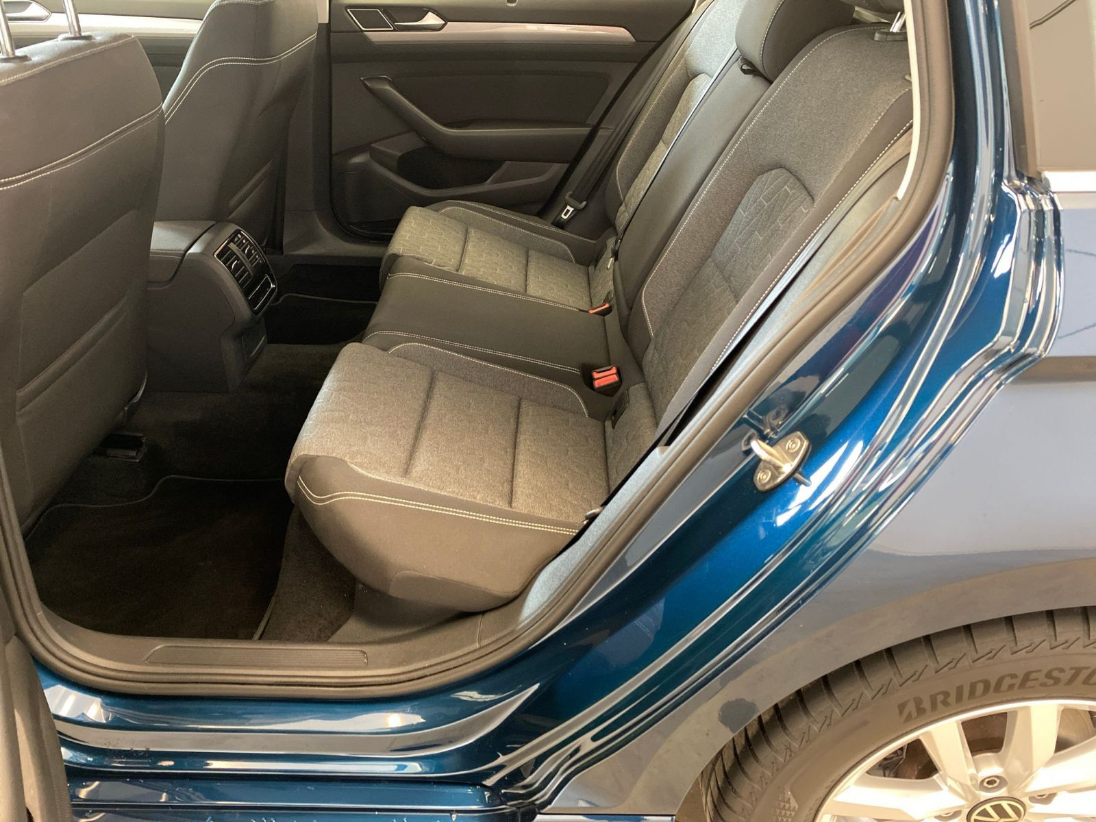 Volkswagen Passat Variant 2.0 TDI Business - Samsaru's Car Outlet