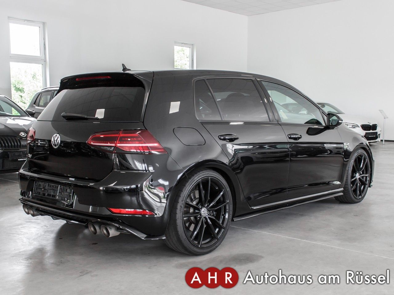 Volkswagen Golf VII Lim. R 4Motion - Samsaru's Car Outlet
