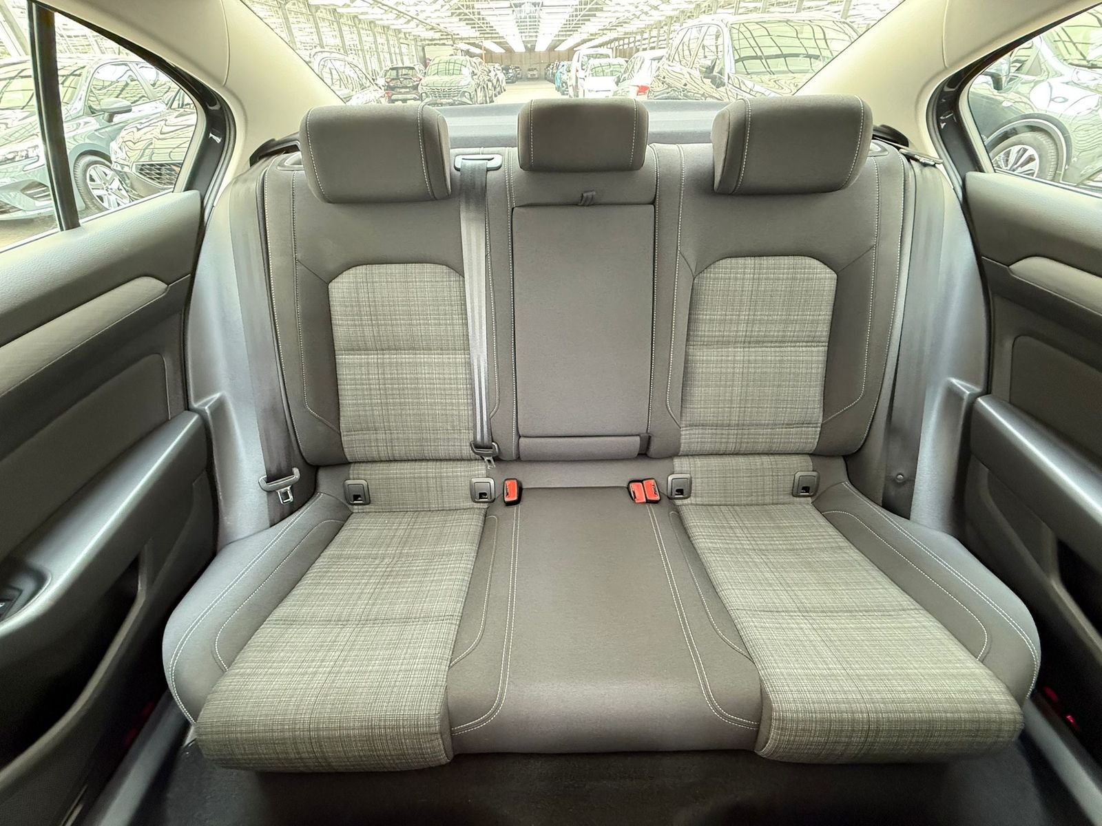 Volkswagen Passat 2.0 TDI Business DSG - Samsaru's Car Outlet