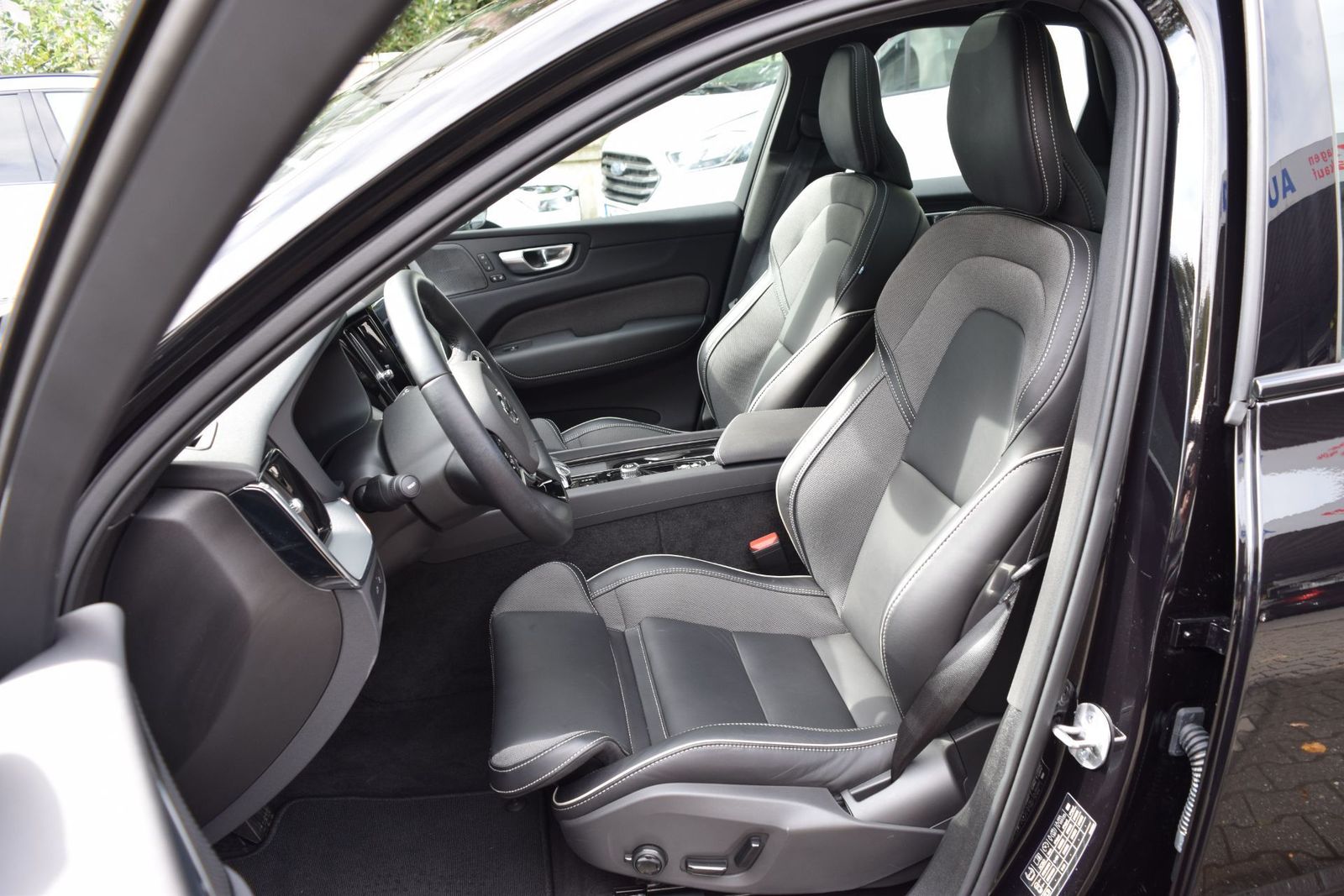 Volvo XC60 T6 Plus Black Edition AHK 360 PANO H&K STH